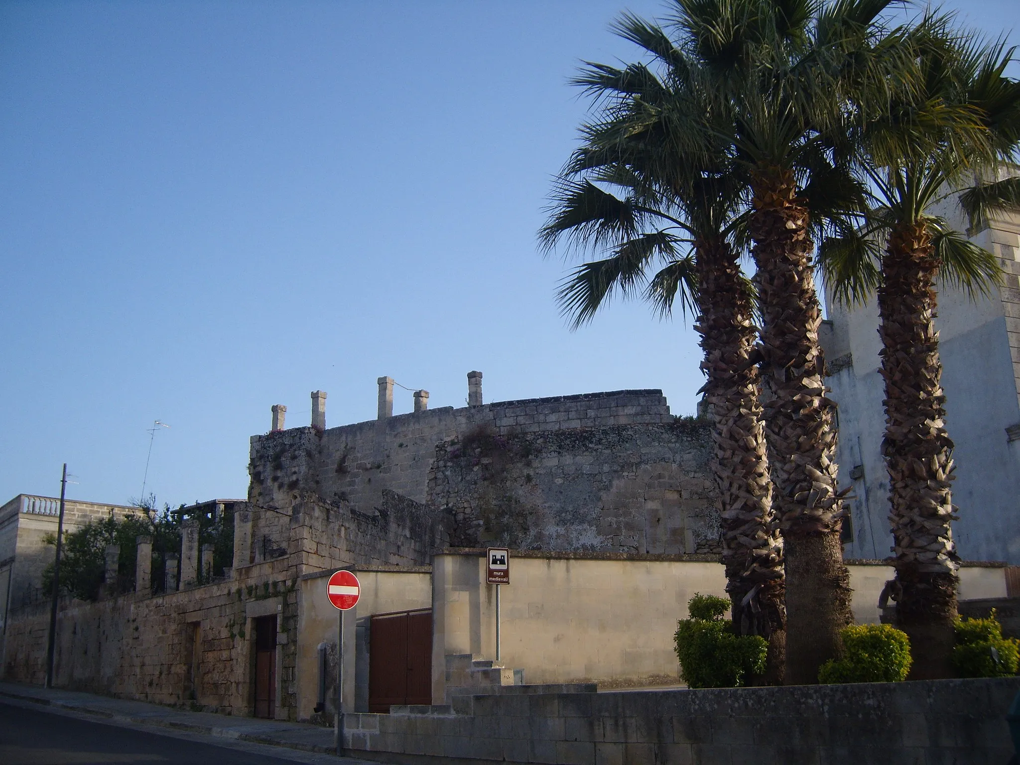 Photo showing: Medieval walls near Carpignano Salentino's square, Province of Lecce, Italy