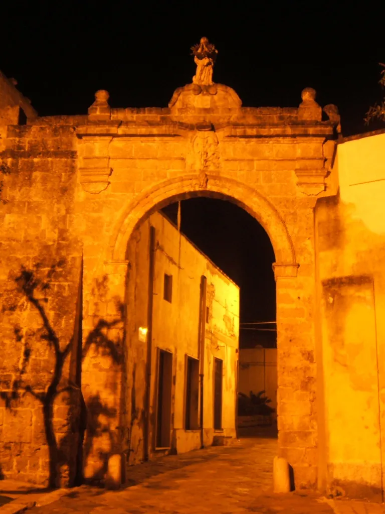 Photo showing: foto notturna della Porta Nuova di Veglie