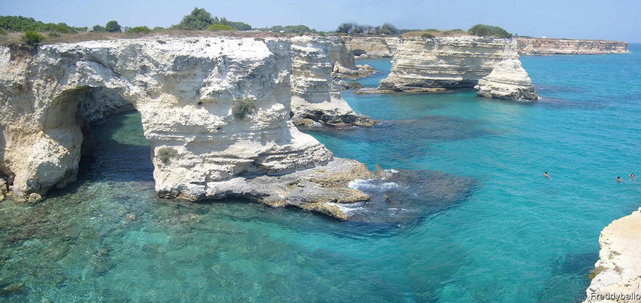 Photo showing: Panoramic view of the Bastimento in Torre Sant'Andrea, Adriatic sea. It is a bathing locality part of the town of Melendugno, Province of Lecce, Italy