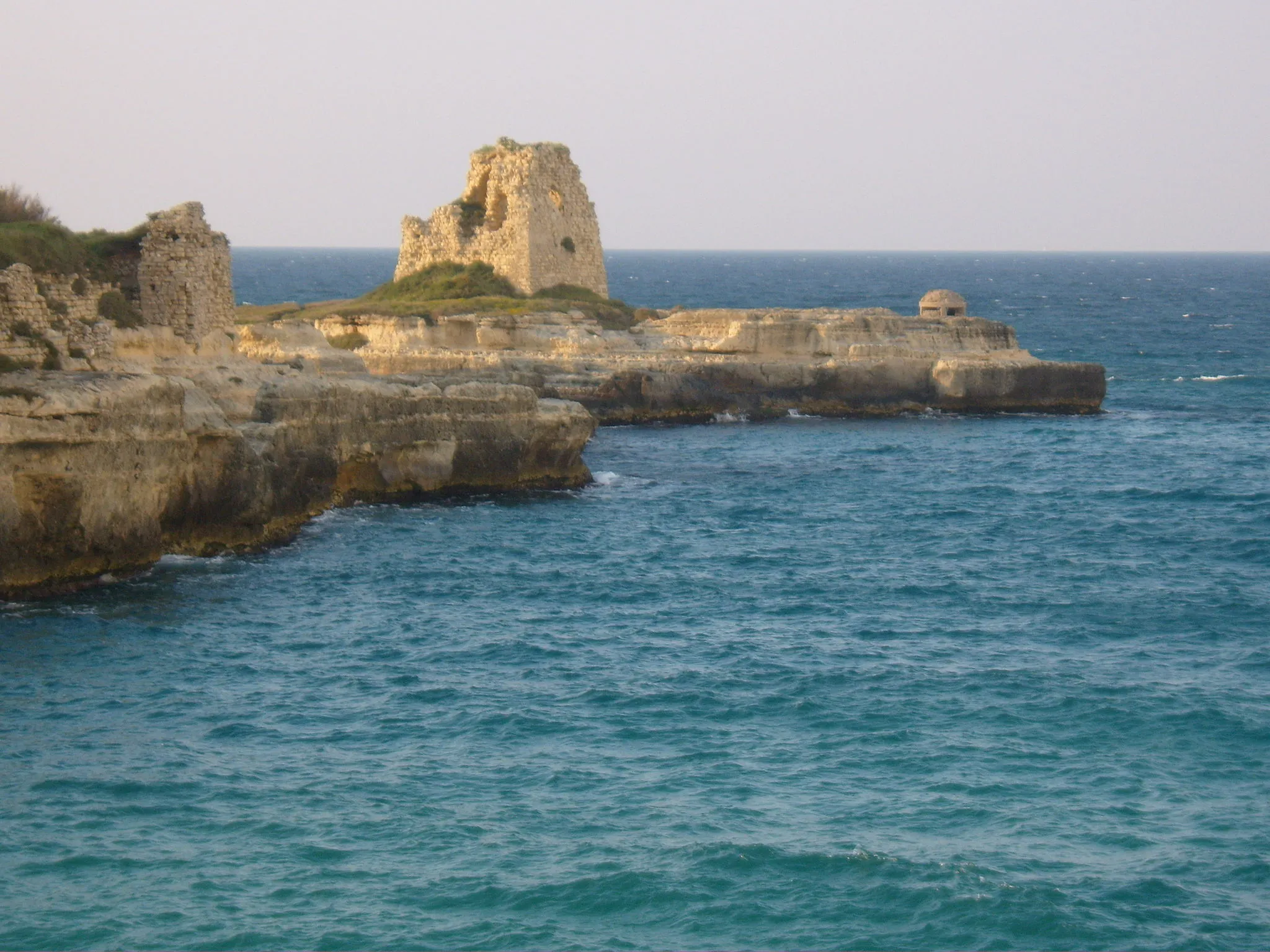 Photo showing: XVI century tower in Roca Vecchia, Adriatic sea. It is part of the town of Melendugno, Province of Lecce, Italy