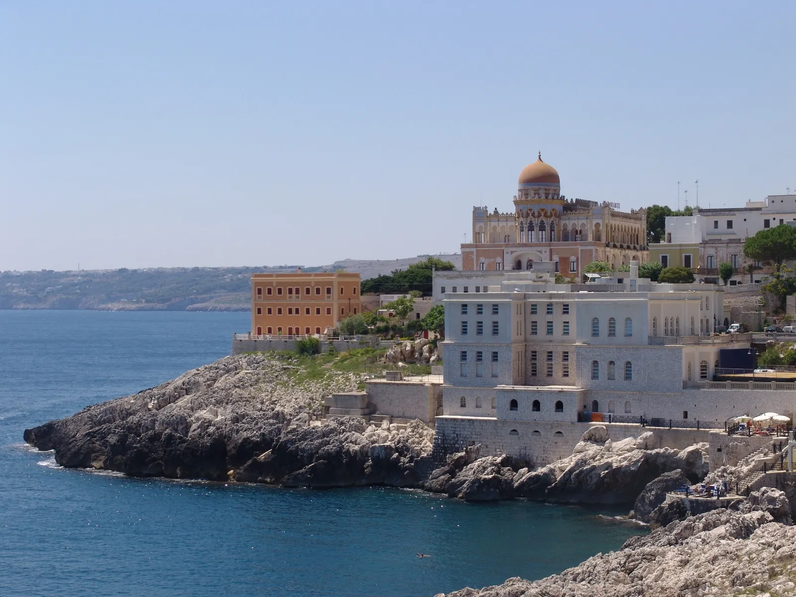 Photo showing: La vista dal mare di Santa Cesarea Terme con le terme in primo piano e il moresco palazzo Sticchi in secondo.
