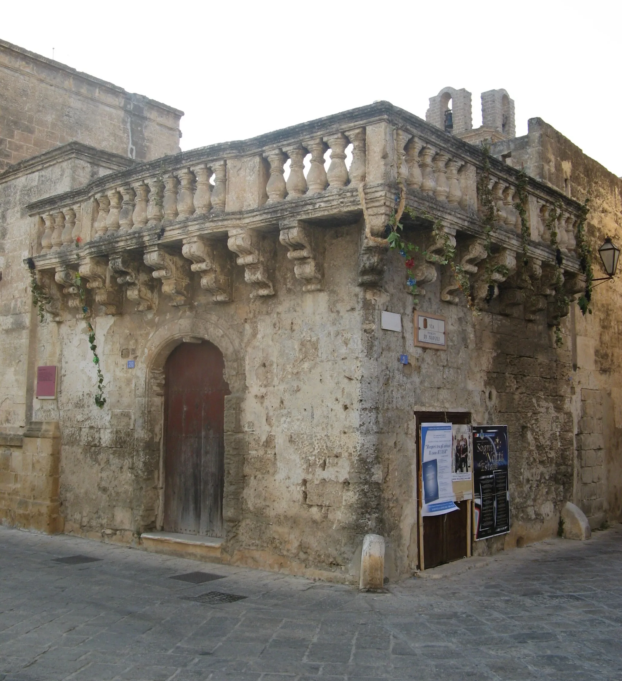 Photo showing: il balcone del palazzo Torricelli ad Avetrana