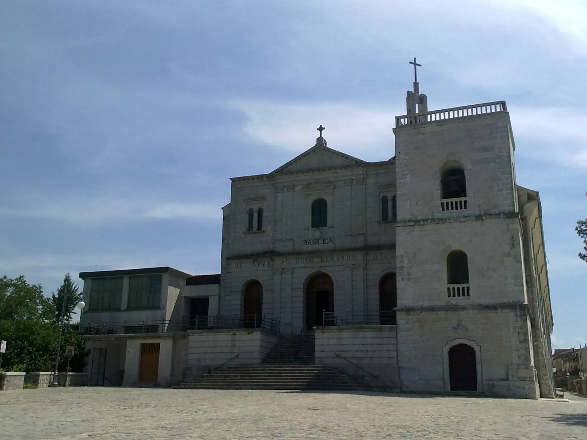 Photo showing: Façade of the old basilica dedicated to Saint Gerard Majella in Materdomini