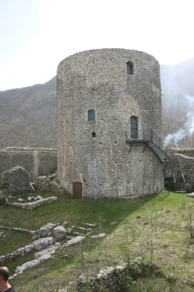 Photo showing: Il dongione del Castello di Montella