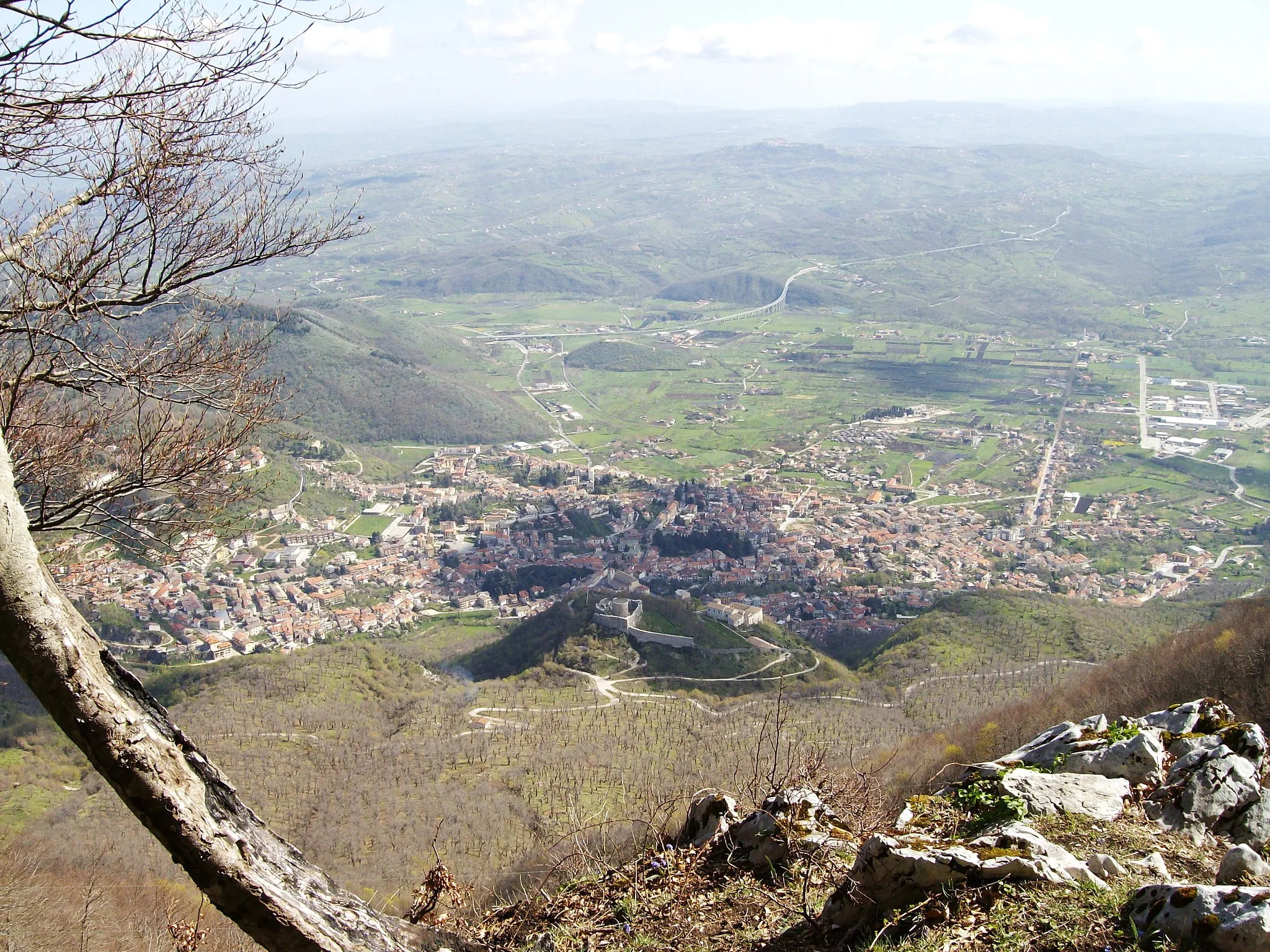 Photo showing: Vista su Montella (AV) dal Monte Sassosano. Sono l'autore, rinuncio a ongi diritto.