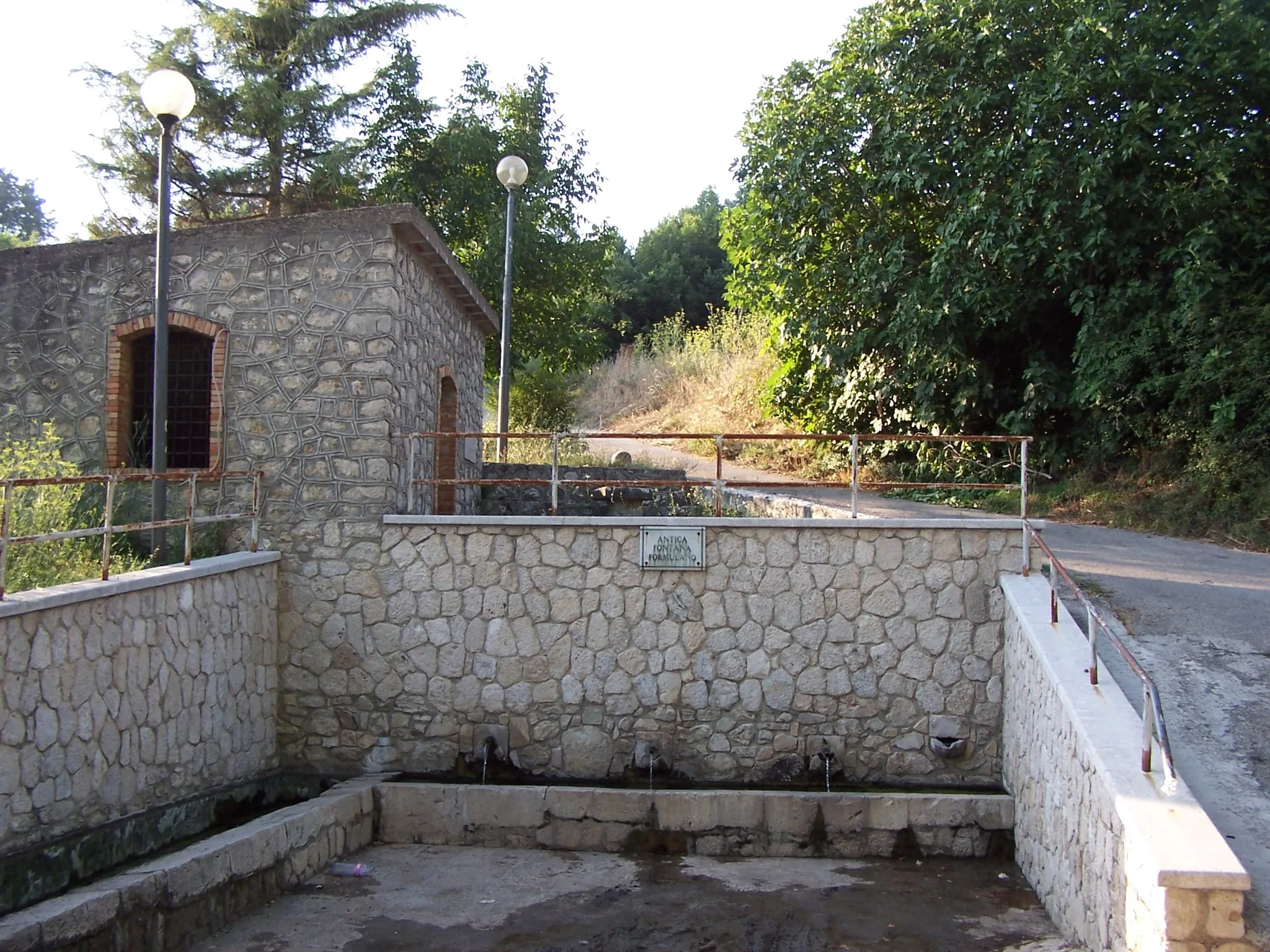 Photo showing: Ancient wellspring of Formulano - nearby Villamaina (AV) - Italy

Author:  Roberto Petruzzo - 2005