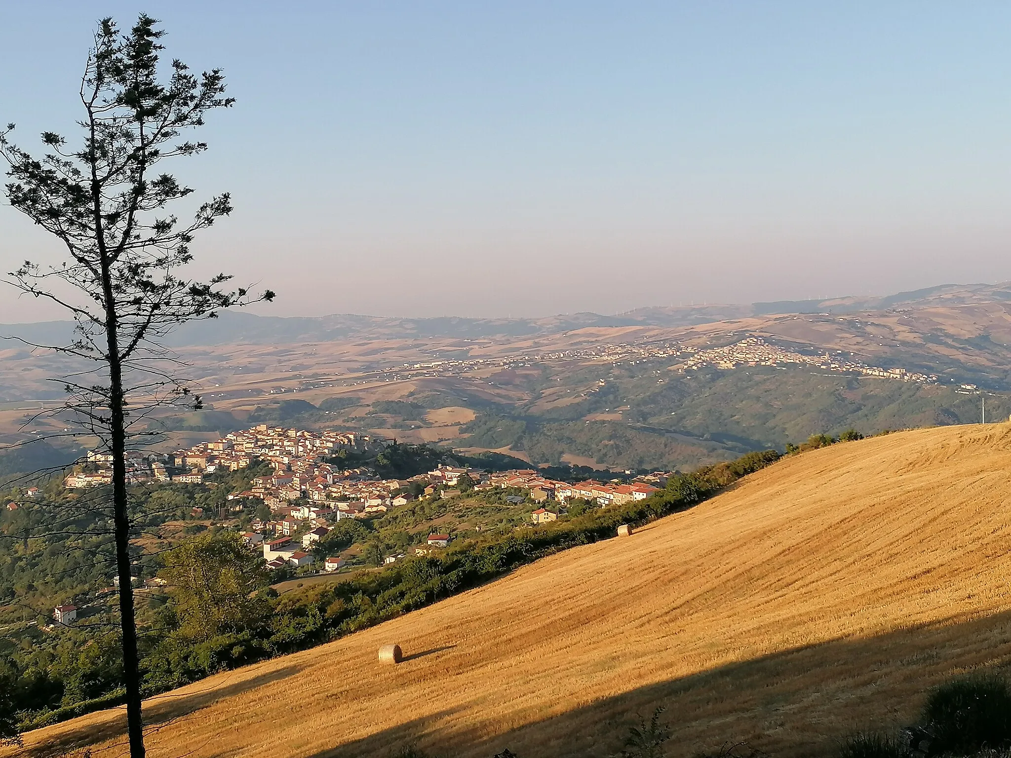 Photo showing: Panorama da SSO sui comuni di Baselice (in primo piano) e San Bartolomeo in Galdo (sullo sfondo), separati dall'alta valle del fiume Fortore, parte del SIC IT8020016 "Sorgenti e alta Valle del Fiume Fortore" (Q55435196)