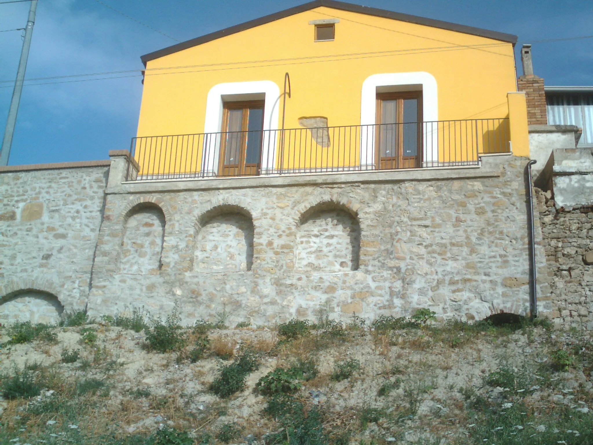 Photo showing: La sede della Biblioteca di Interesse Locale con le mura del Castello Baronale