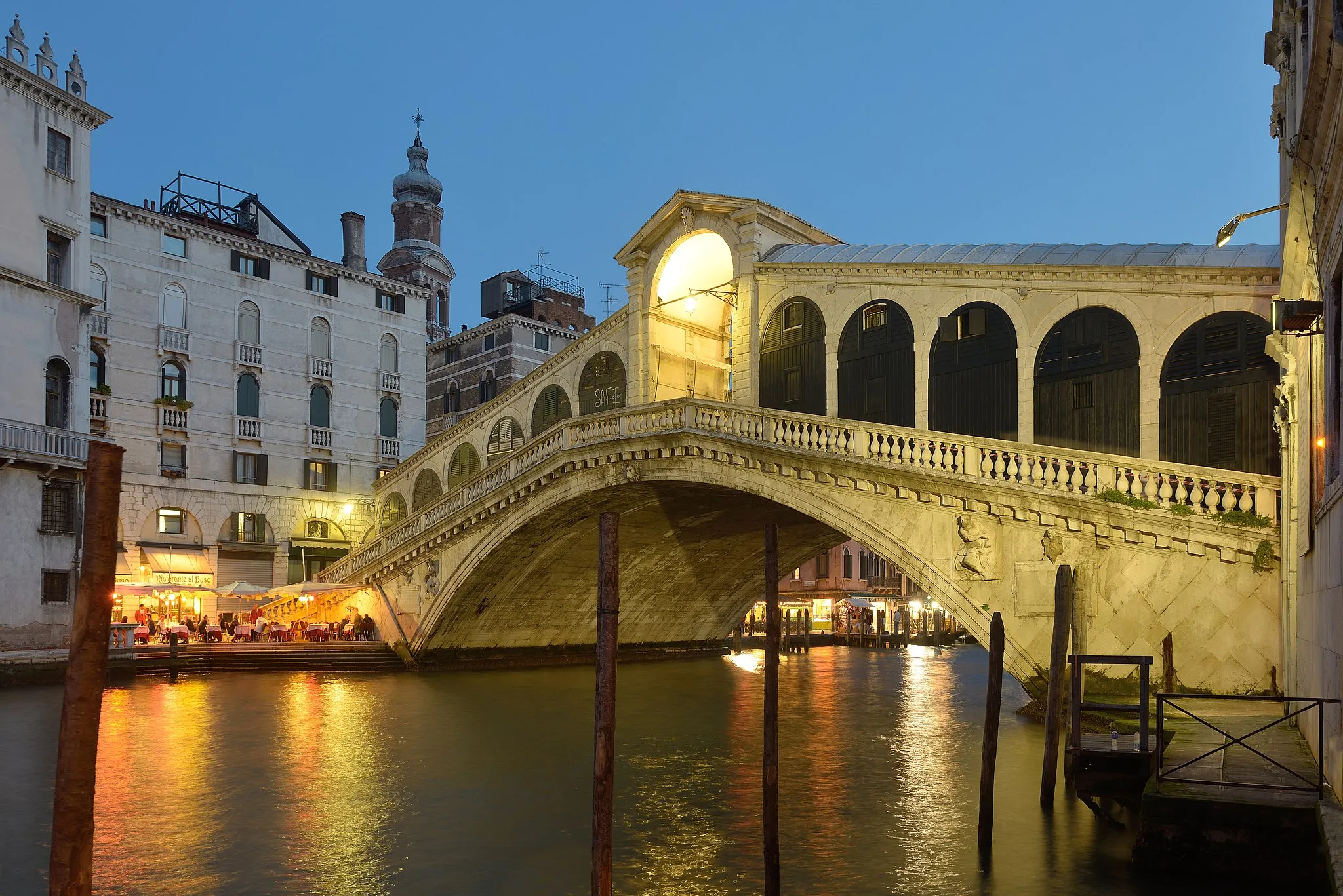 Photo showing: The Rialto bridge at night  in Venice.