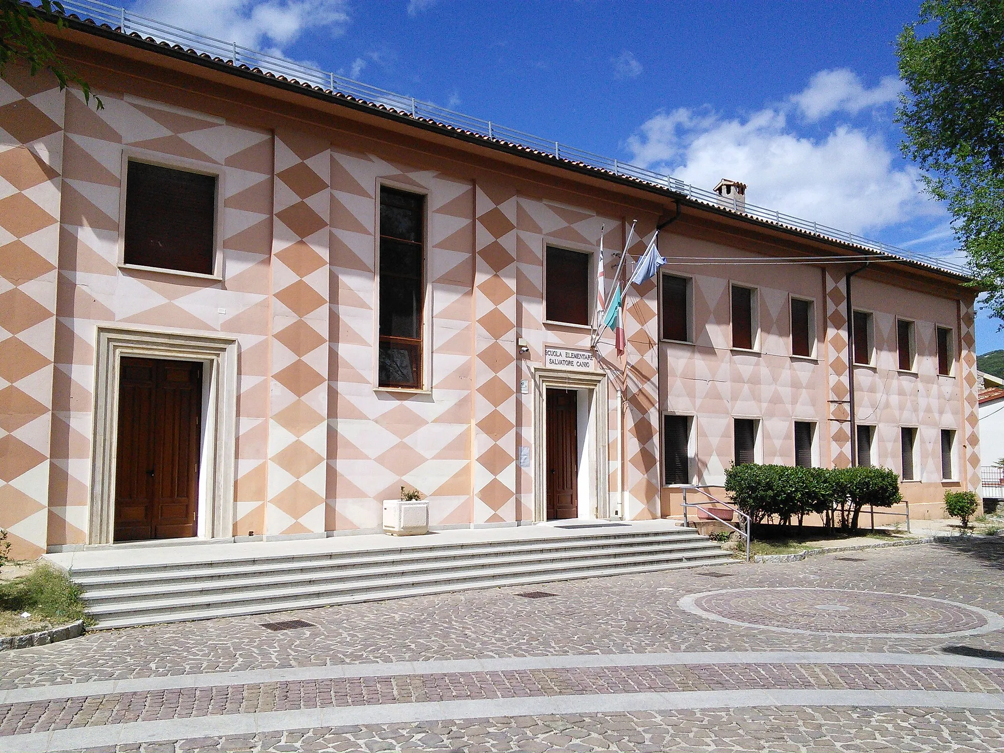 Photo showing: Scuola Elementare / Elementary School / Grundschule "Salvatore Canio", Gavoi, Nuoro, Italien, Juli 2014