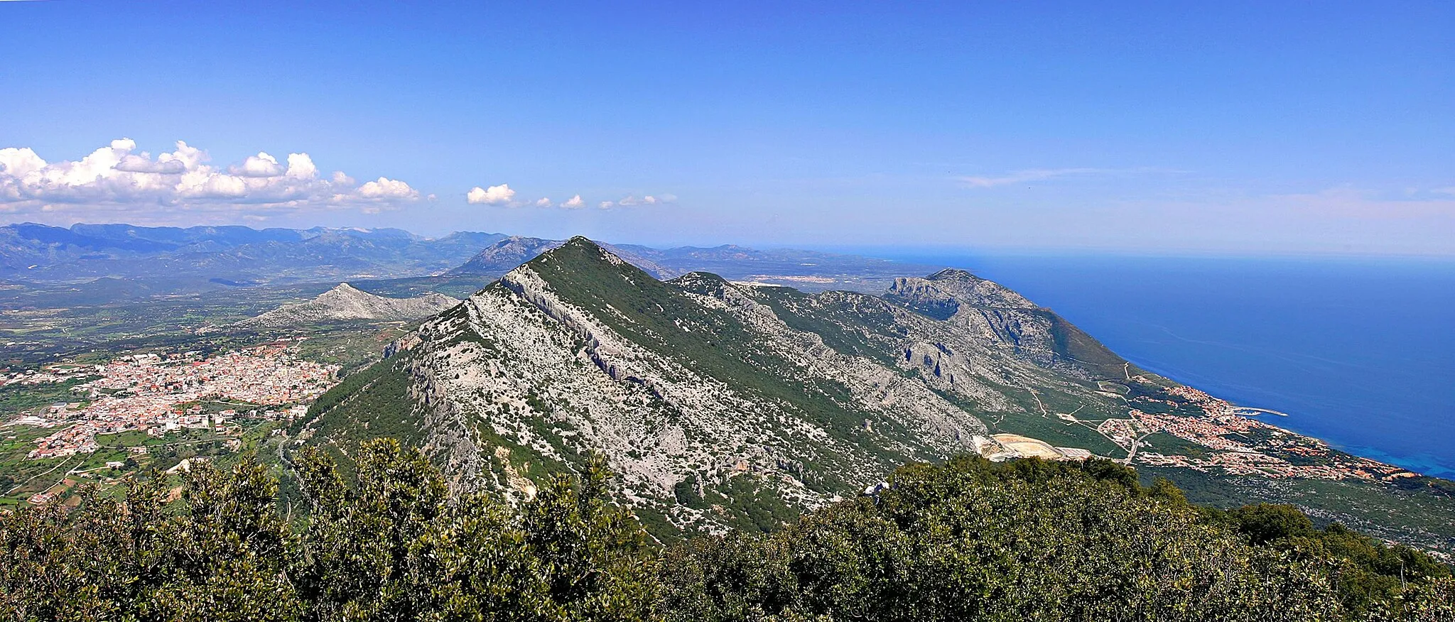 Photo showing: View over the town of Dorgali and the hamlet of Cala Gonone.