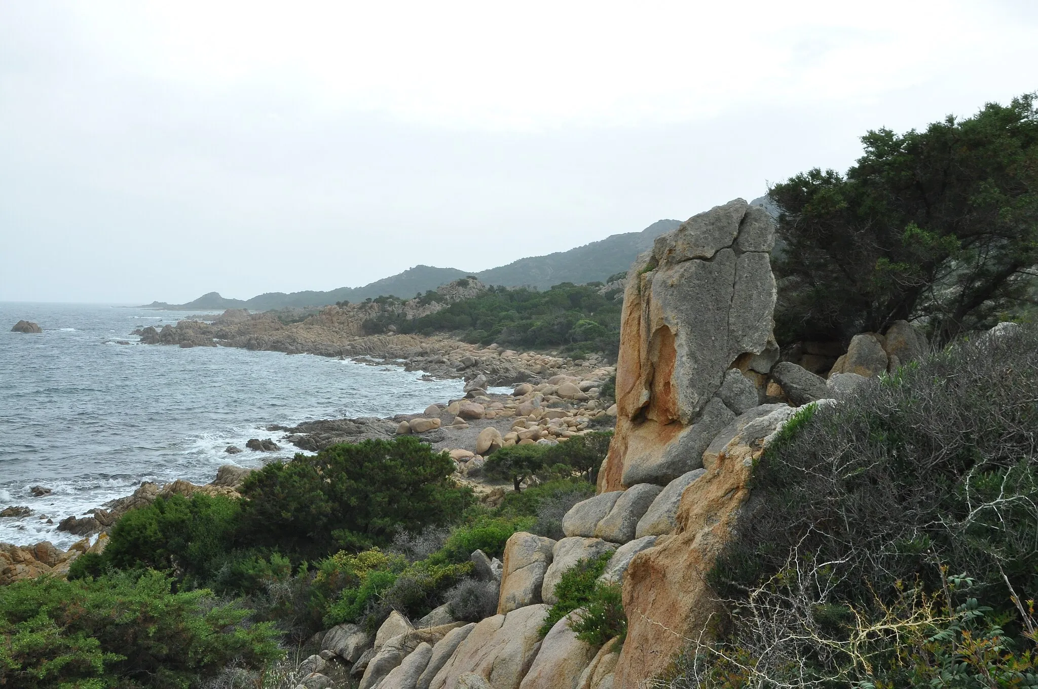 Photo showing: rocky coast area (Cala Artora) on Capo Comino