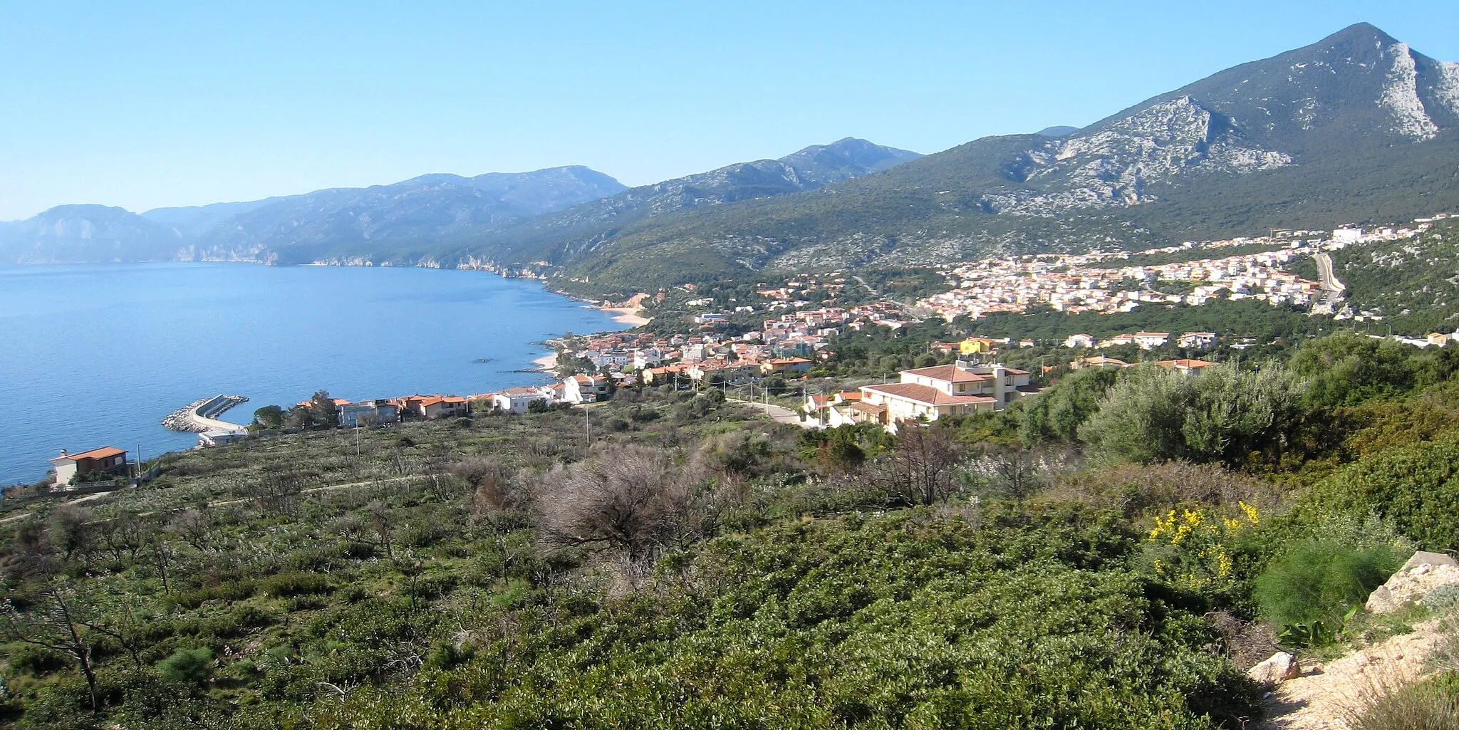 Photo showing: Cala Gonone and the Bay of Orosei seen from up the hill to the north