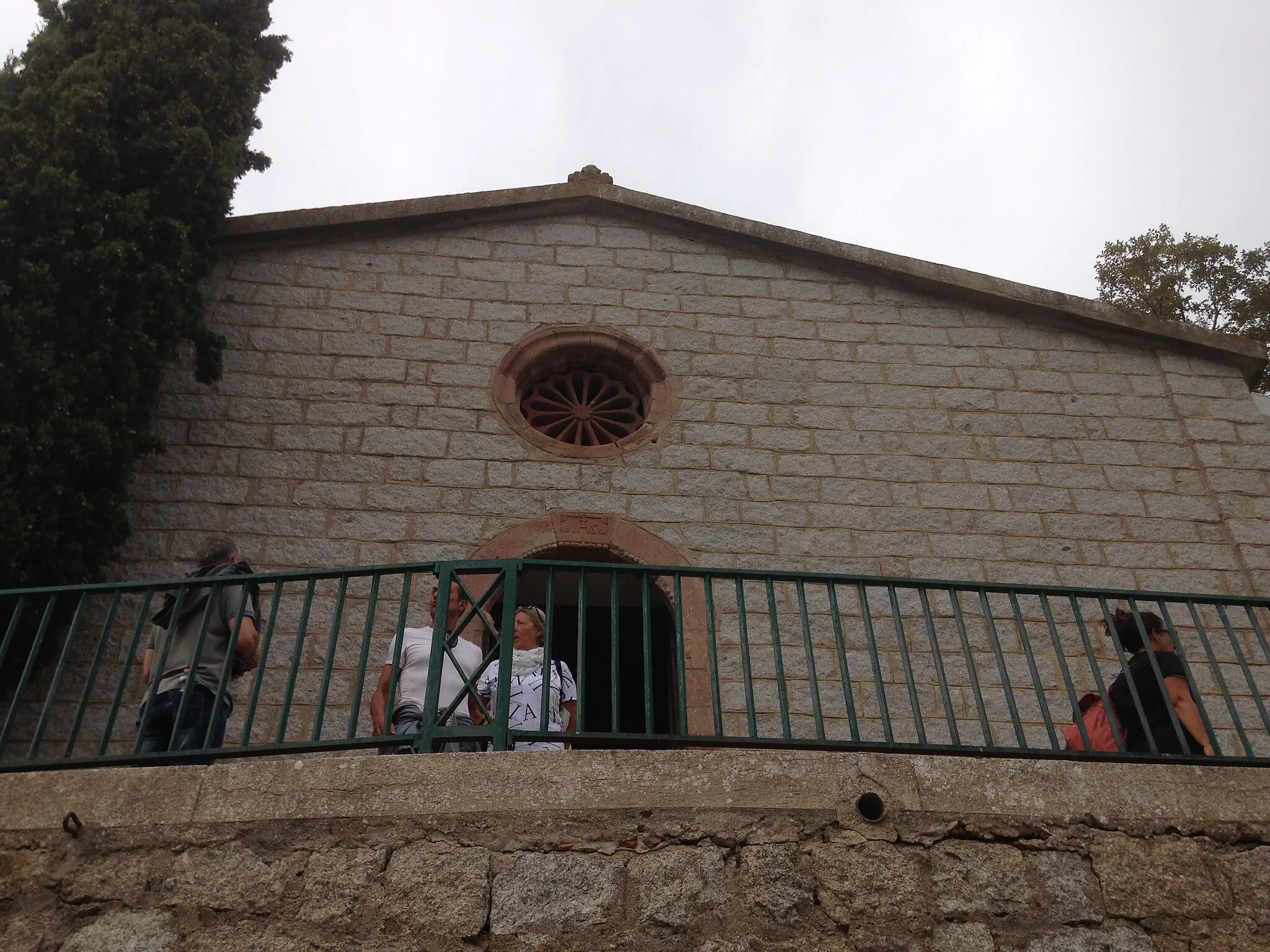 Photo showing: La facciata della chiesa con il rosone.