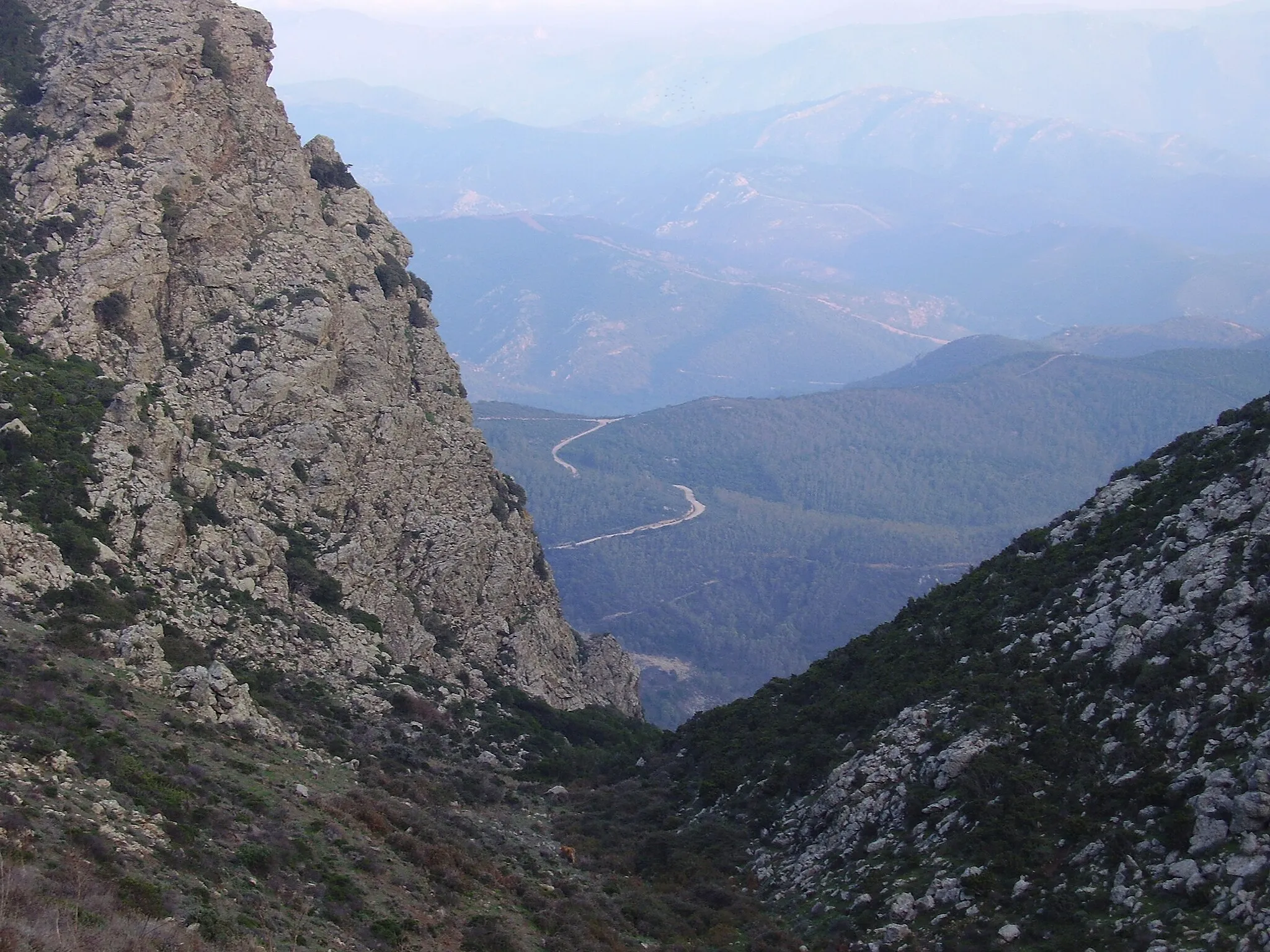 Photo showing: Strada per il Monte Serpeddì (Parco dei Sette Fratelli - Monte Genis, Sinnai) vista da Corr'e Cebru. 
foto personale, ottobre 2006