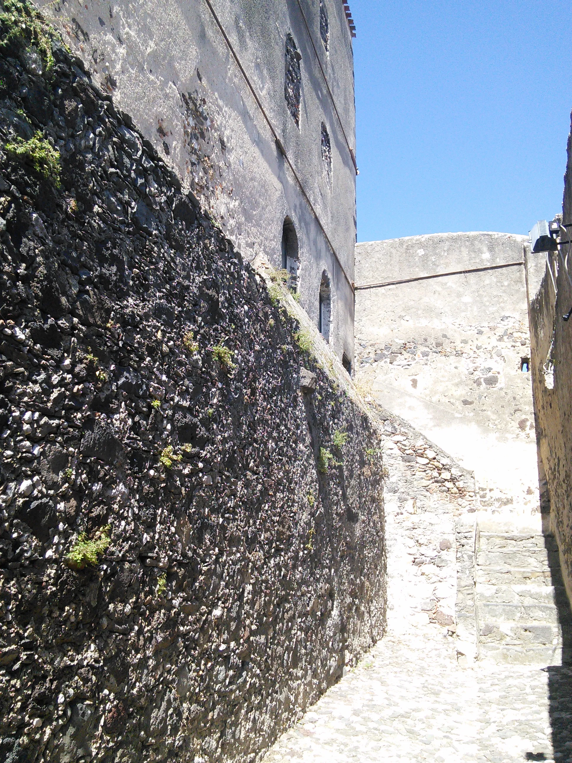 Photo showing: Prigione vecchia in Orosei, Nuoro, Italia

Stairs to first floor