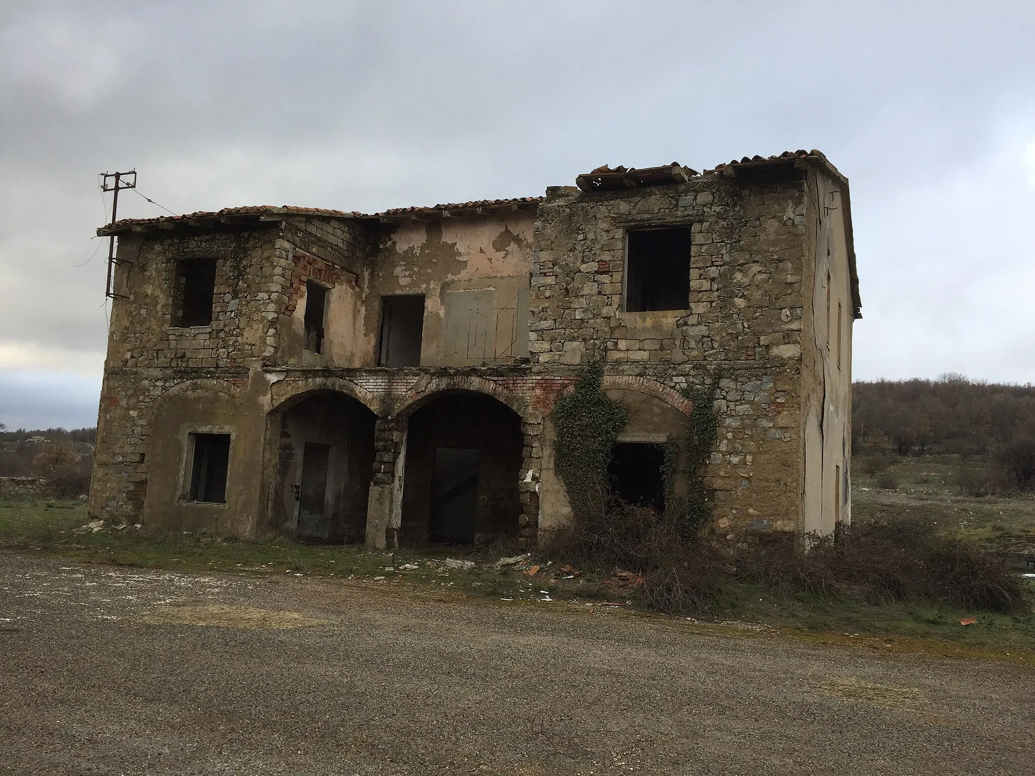Photo showing: Veduta di uno dei tanti edifici abbandonati del villaggio fantasma di Pratobello.