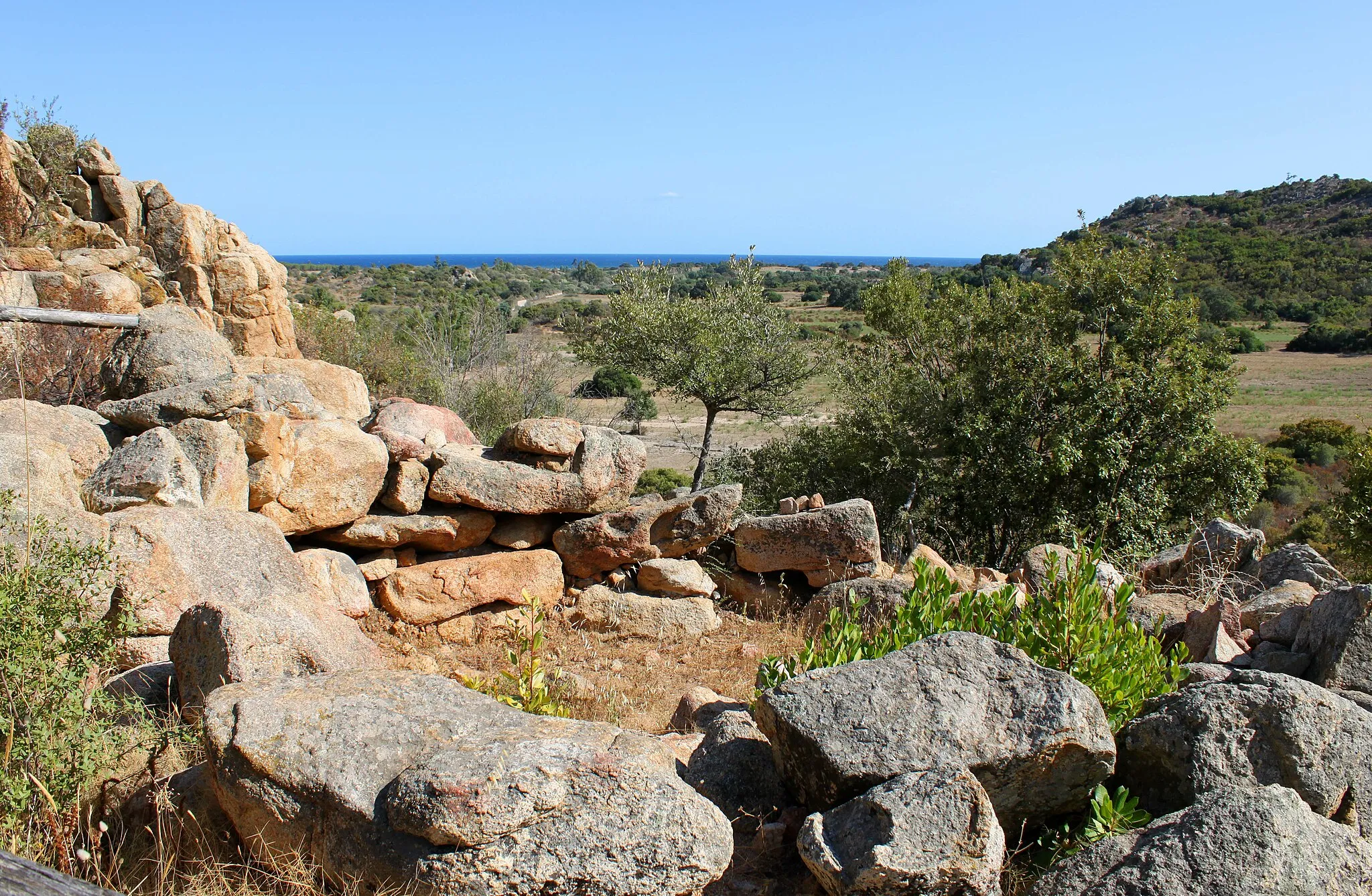 Photo showing: Resti di Nuraghe "Conca Umosa" in località Berchida (Siniscola)