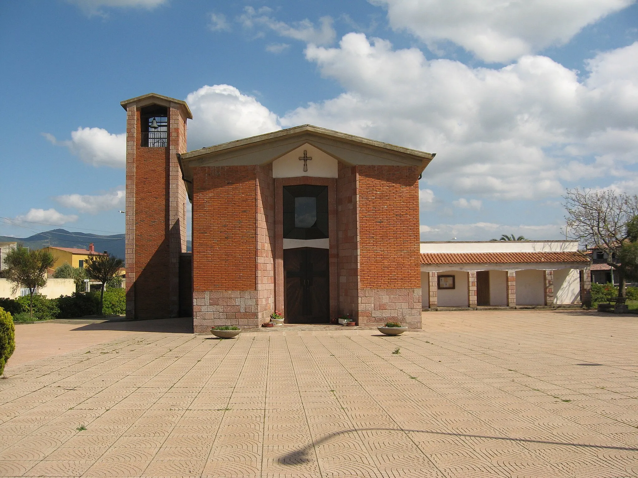 Photo showing: Piazza antistante e facciata della Chiesa Parrocchiale "San Nicola di Mira" in San Vero Congius