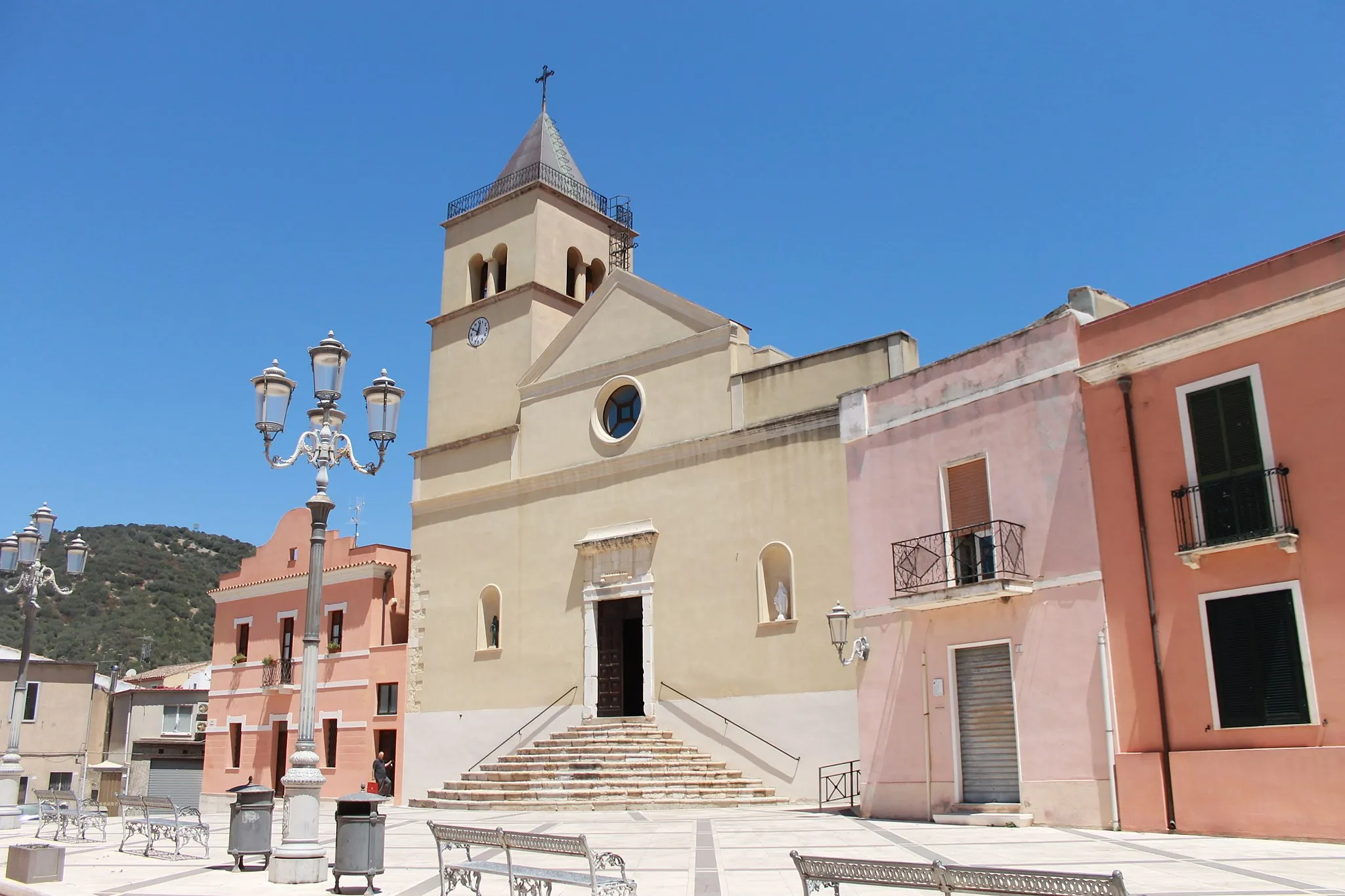 Photo showing: Chiesa parrocchiale della Vergine del Carmine e piazzale di chiesa a Teulada.