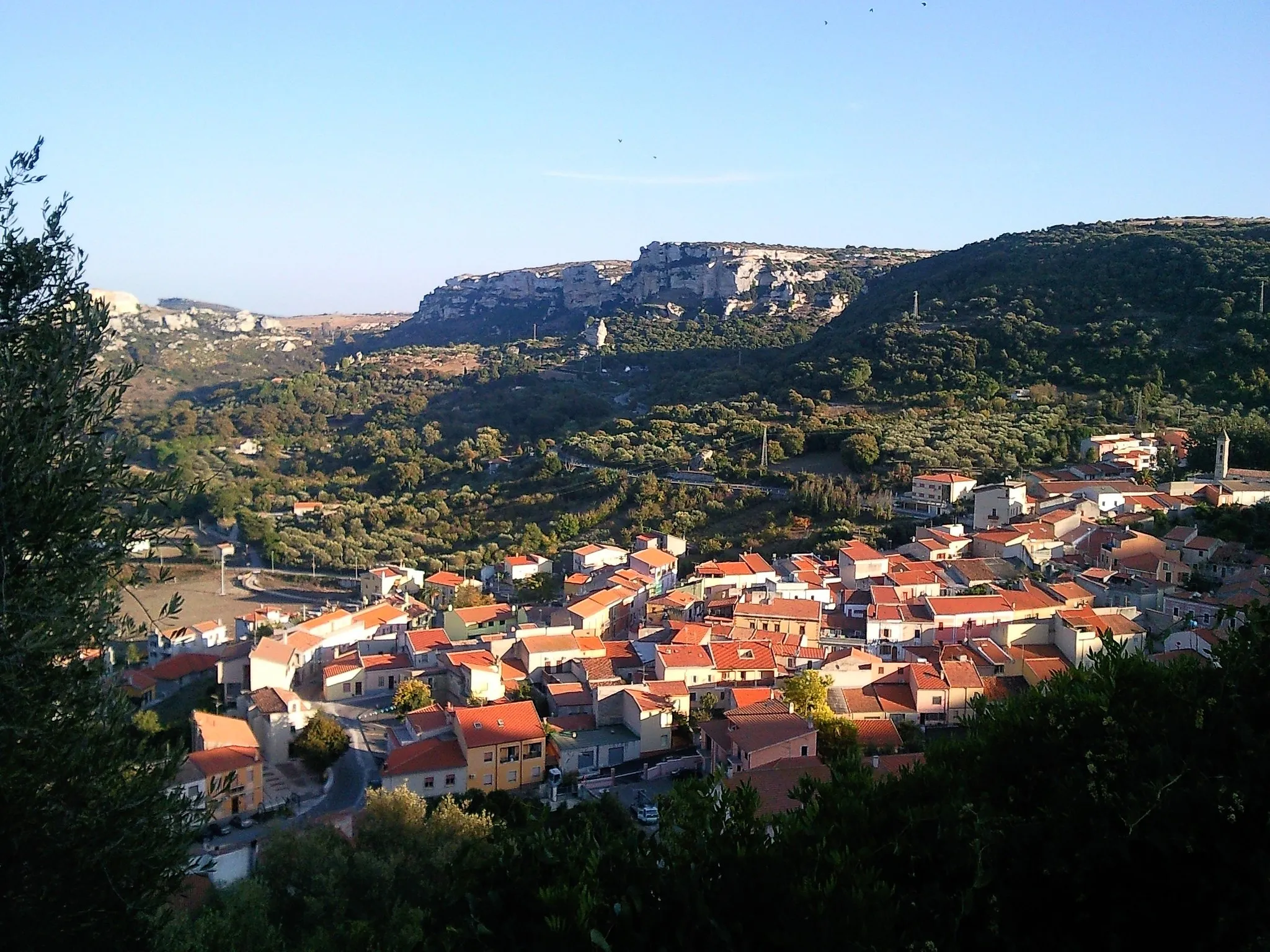 Photo showing: Veduta di Cargeghe in primavera