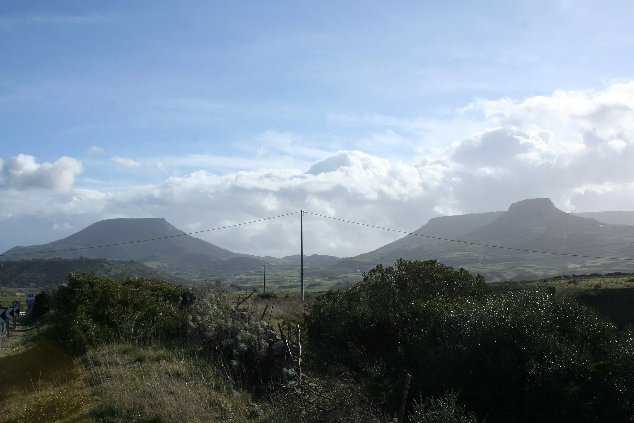 Photo showing: Le Mesa di Monte Santo e Monte Pelau, Siligo - Sardegna