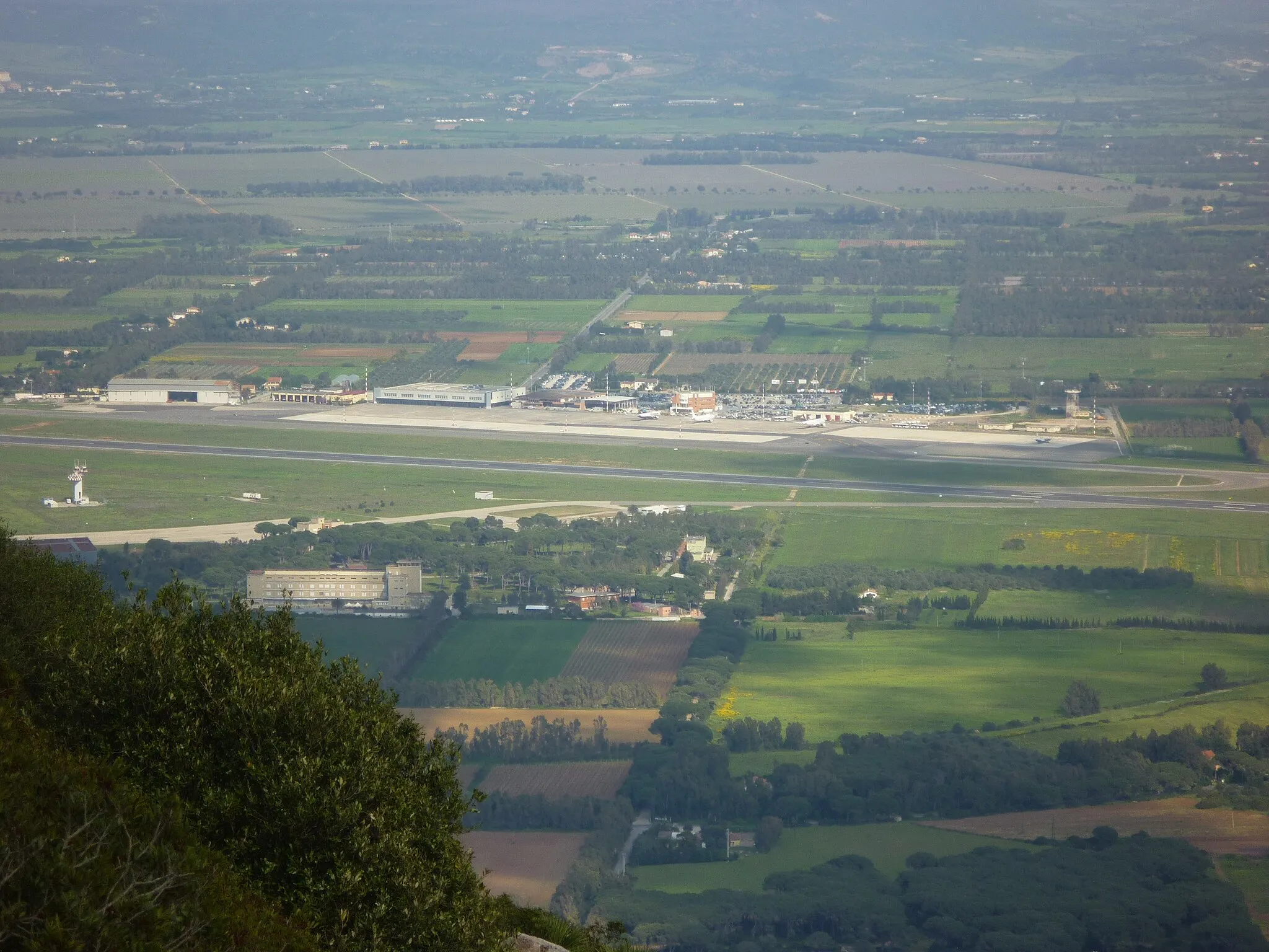 Photo showing: L'Aeroporto Alghero Fertilia visto da Monte Doglia.