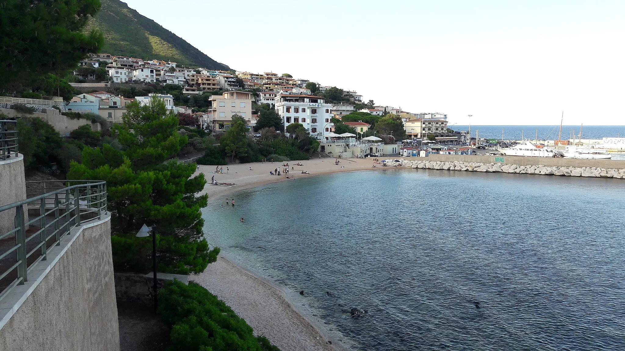 Photo showing: Spiaggia situata nel centro di Cala Gonone