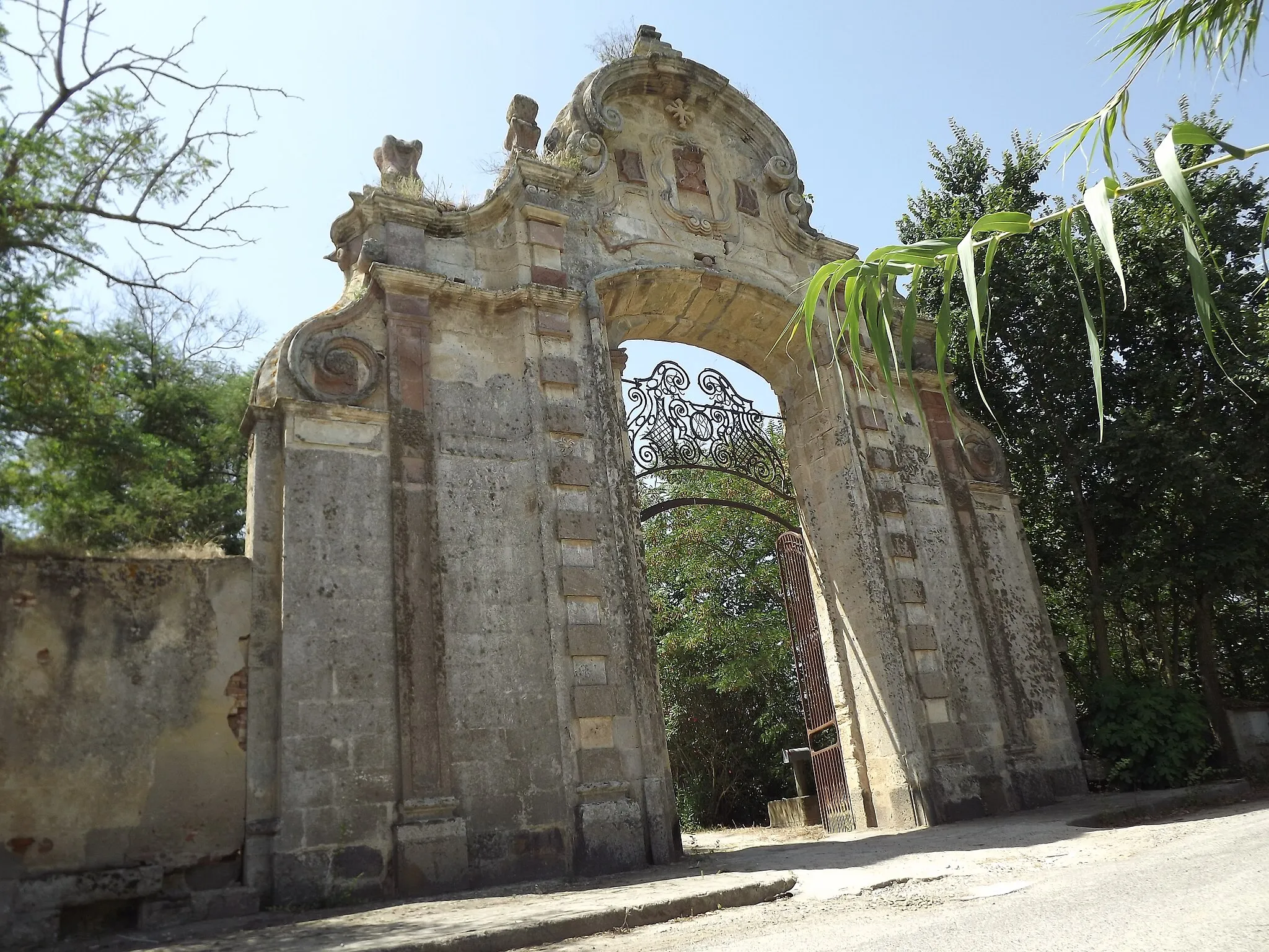 Photo showing: Il portale di Vito Soto presente a Donigala Fenughedu, è l'opera senza spazi interni di maggior spessore in Sardegna.
