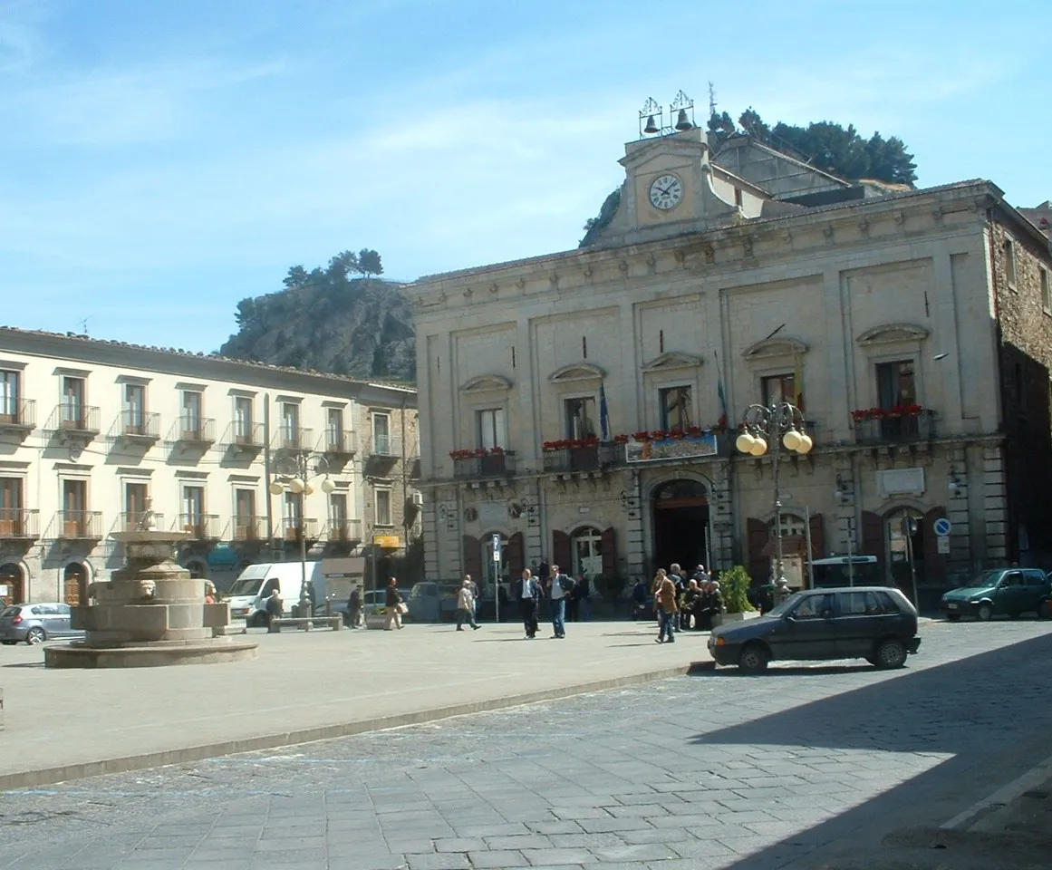 Photo showing: Nicosia (EN), Garibaldi square and the Townhall