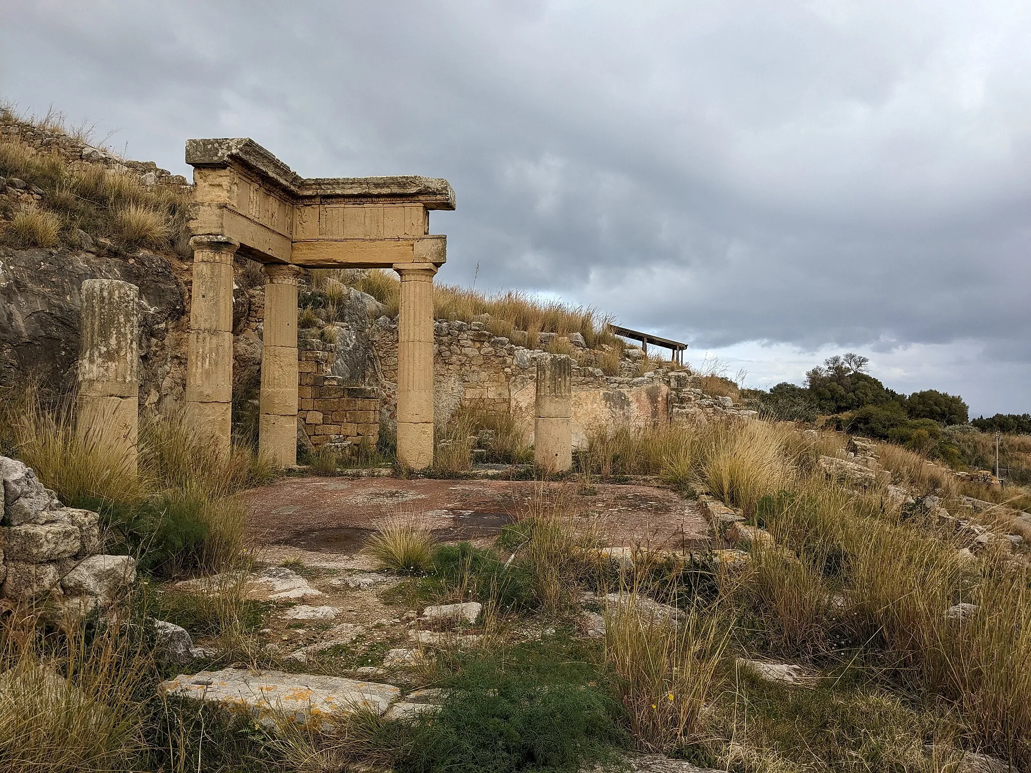 Photo showing: Misnamed as the "gymnasium", actually the remains of an extensive private house that existed in three floors stretching up the hill, Solunto, Sicily