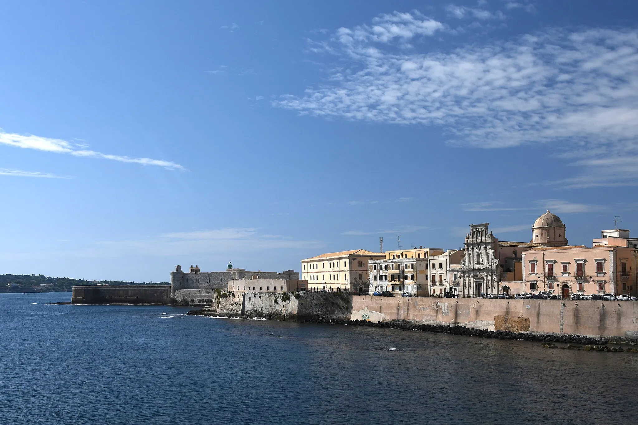 Photo showing: Siracusa, Chiesa di San Filippo Neri (1742) und Castello Maniace an der Ostseite der Halbinsel Ortigia