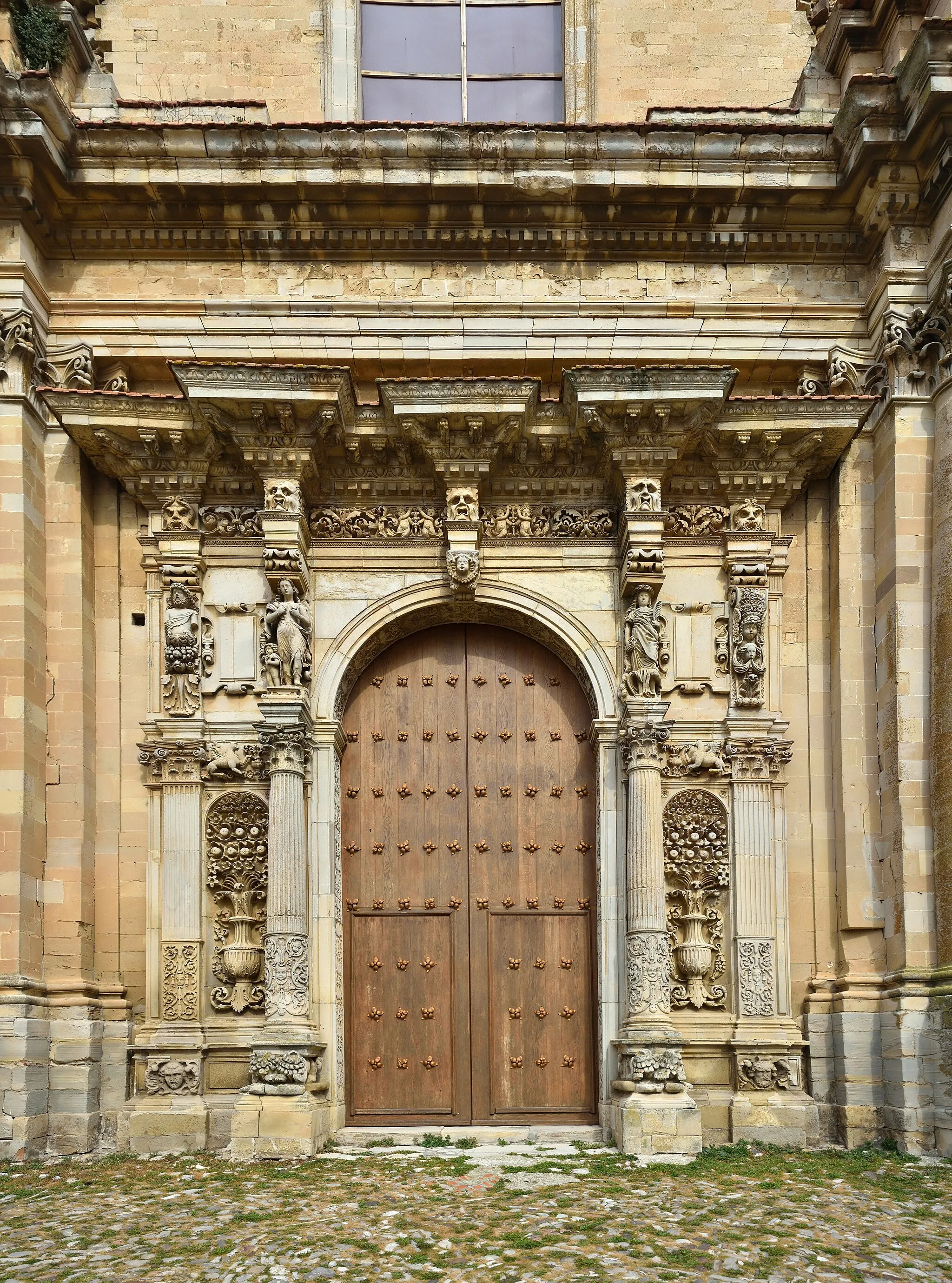 Photo showing: Mail portal of the Basilica of Santa Maria Maggiore, Nicosia, Sicily