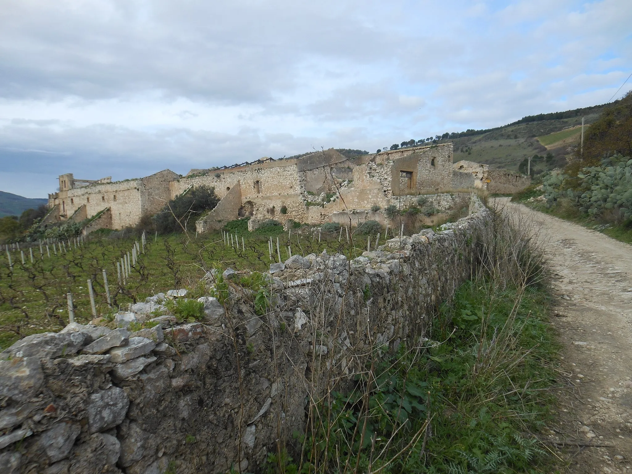 Photo showing: Lato meridionale del castello di Inici