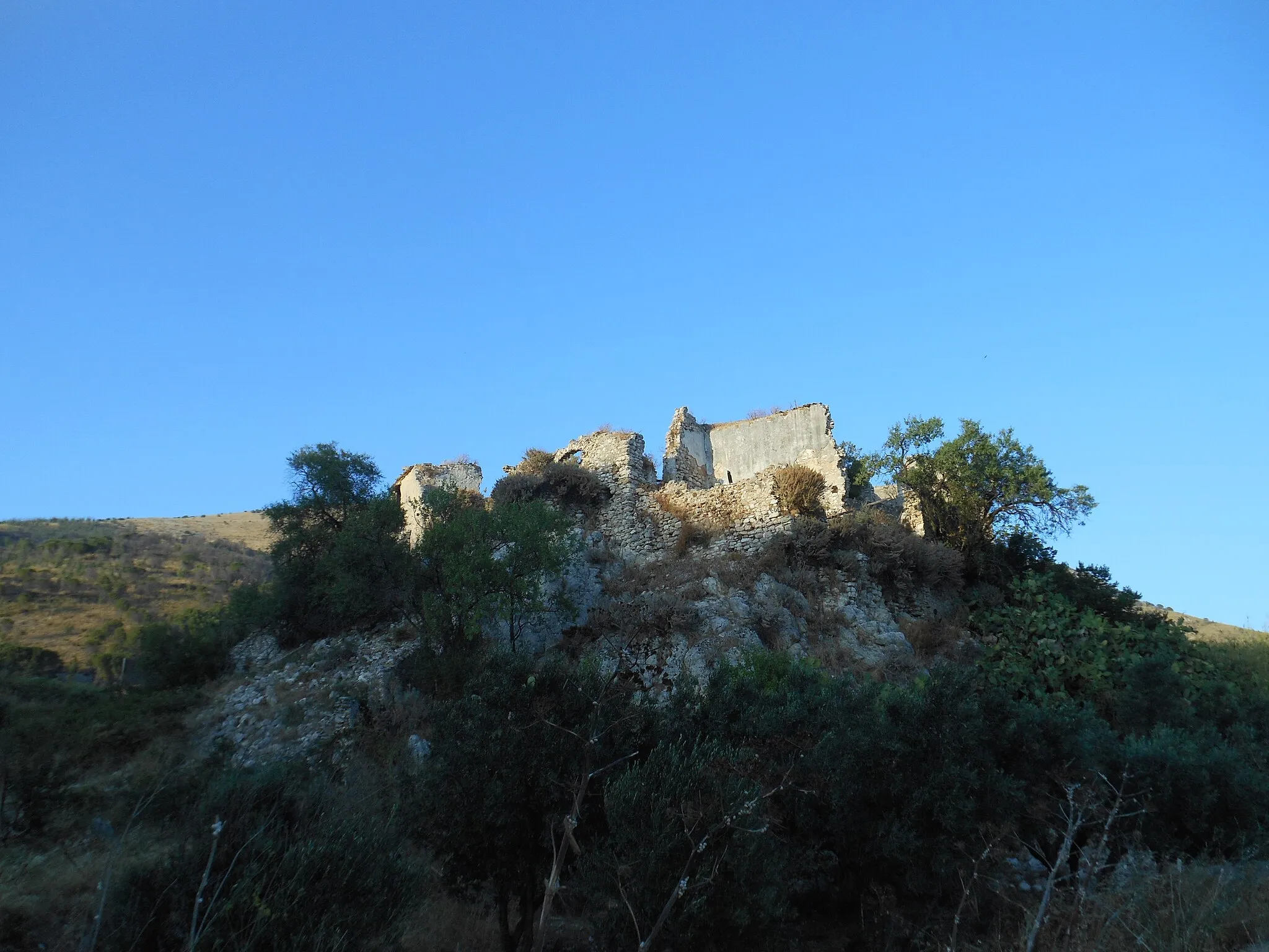 Photo showing: Lato occidentale del castello di Inici