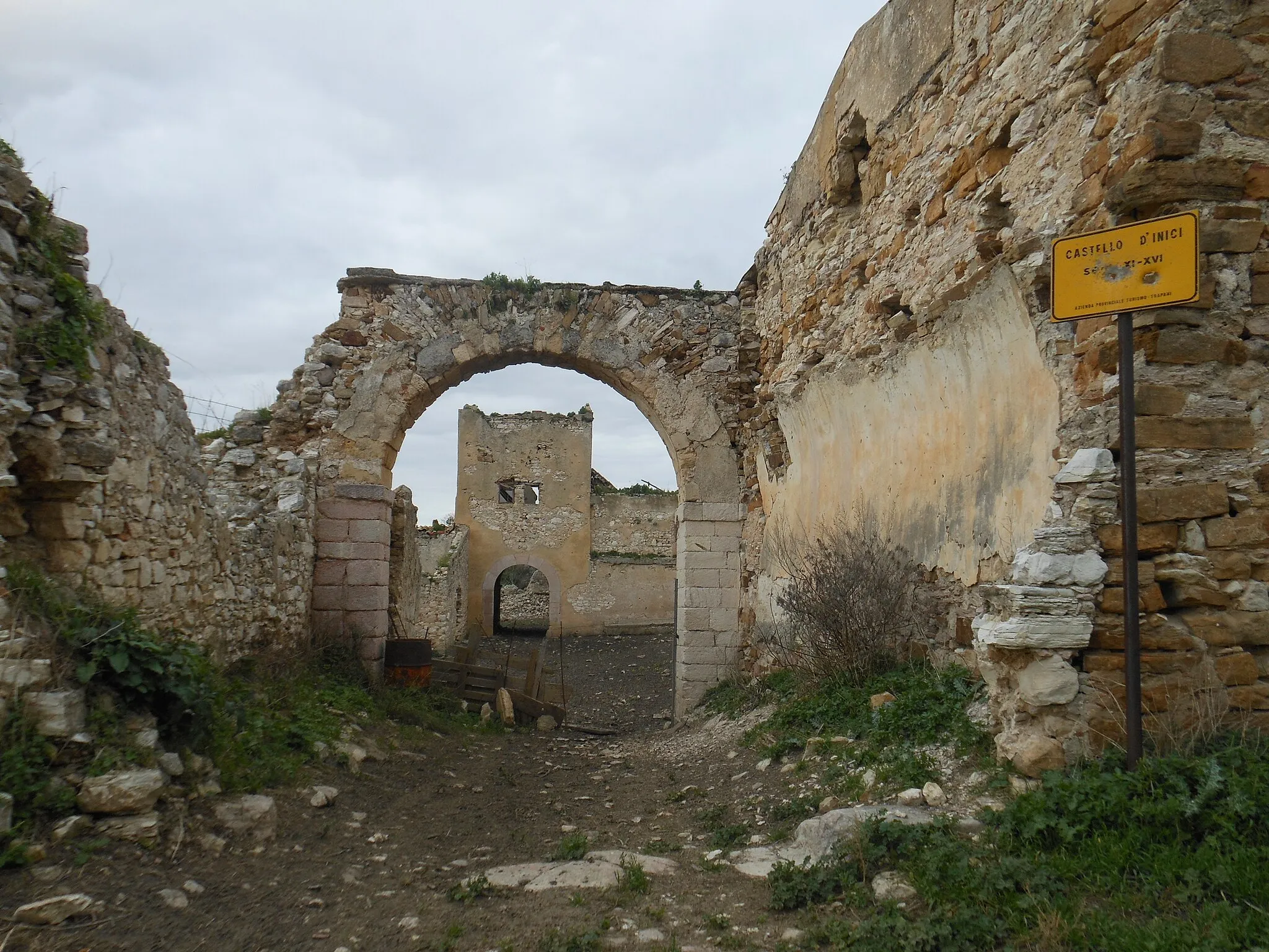 Photo showing: Ingresso del castello di Inici: in fondo è visibile la torre del XVI secolo