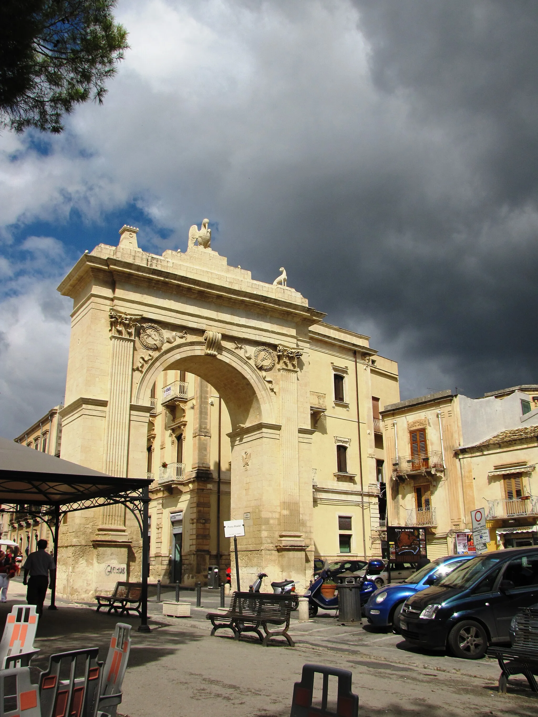 Photo showing: The Kings entrance-Noto,Sicily