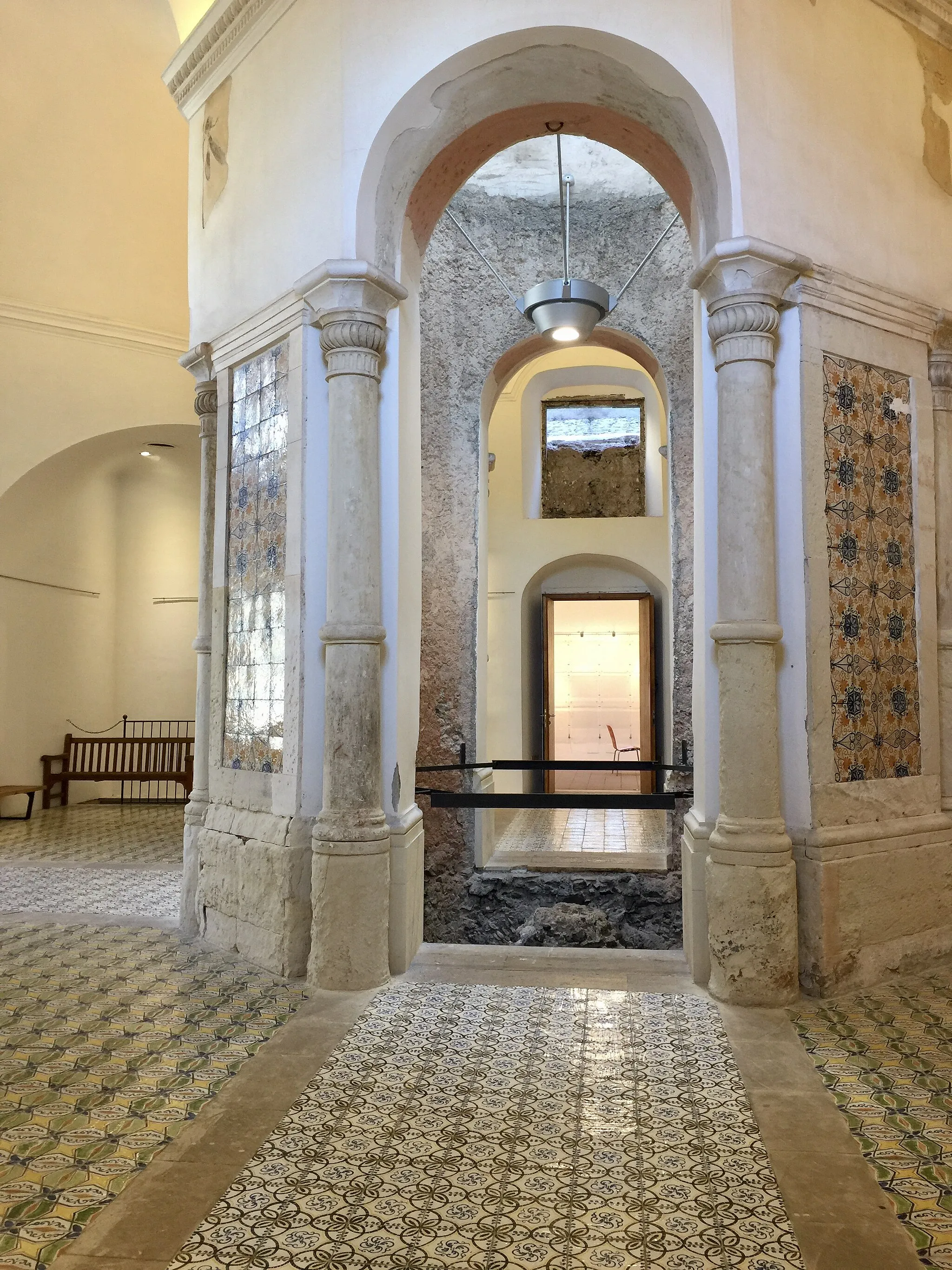 Photo showing: Benediktinerkloster von San Nicolò l’Arena, Catania: Küche mit zentraler Ädikula und Keramikfliesen