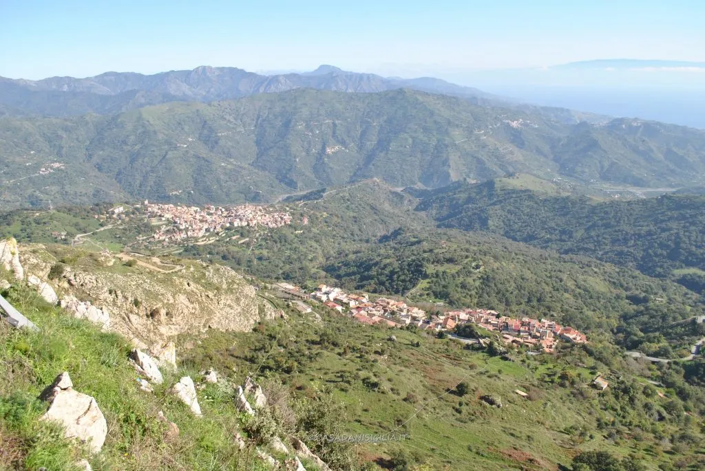 Photo showing: Visuale dal monte kalfa a 1000 mt slm con Limina e Roccafiorita