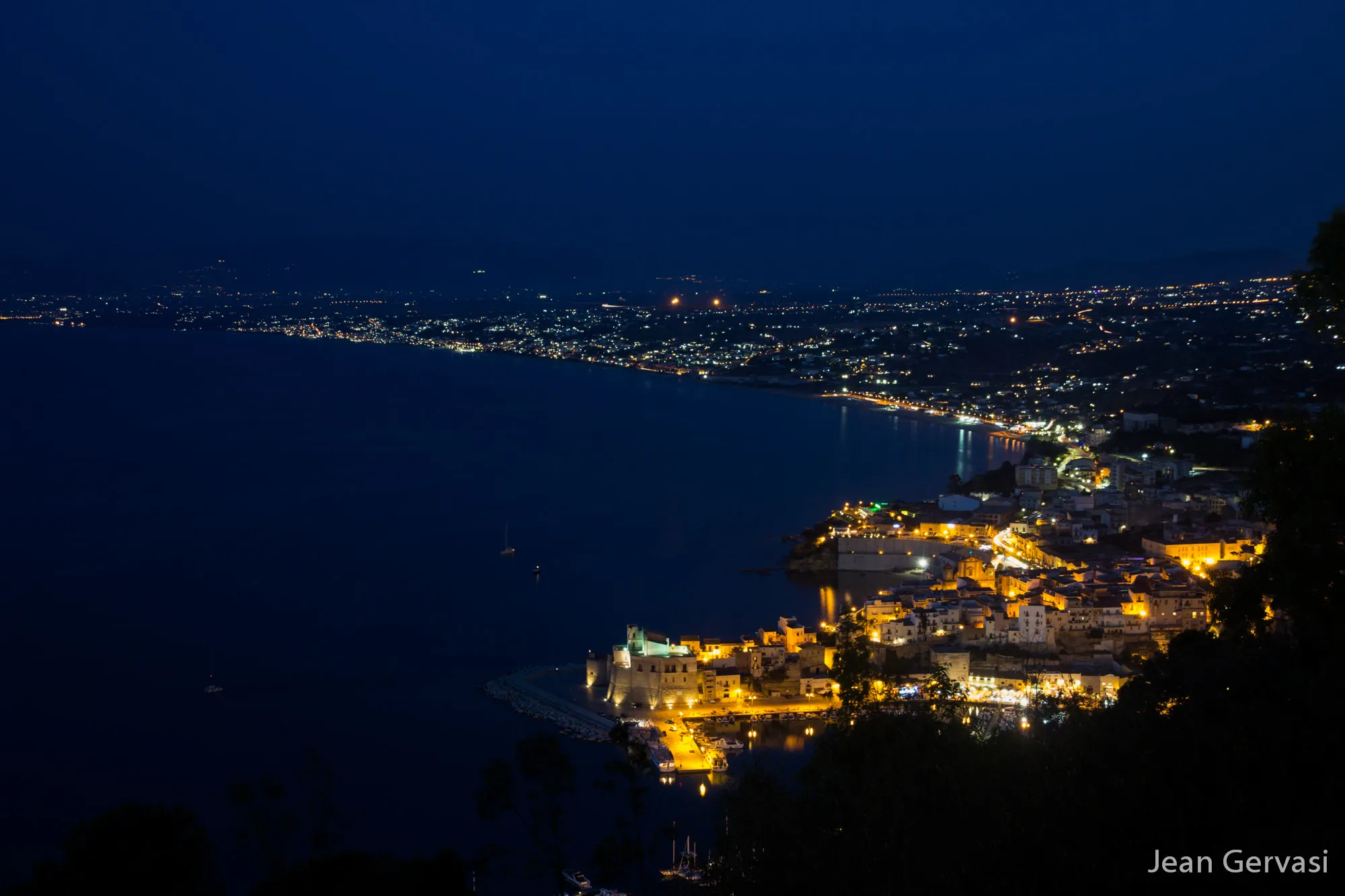 Photo showing: 500px provided description: City Light [#sea ,#night ,#light ,#ville ,#nuit]