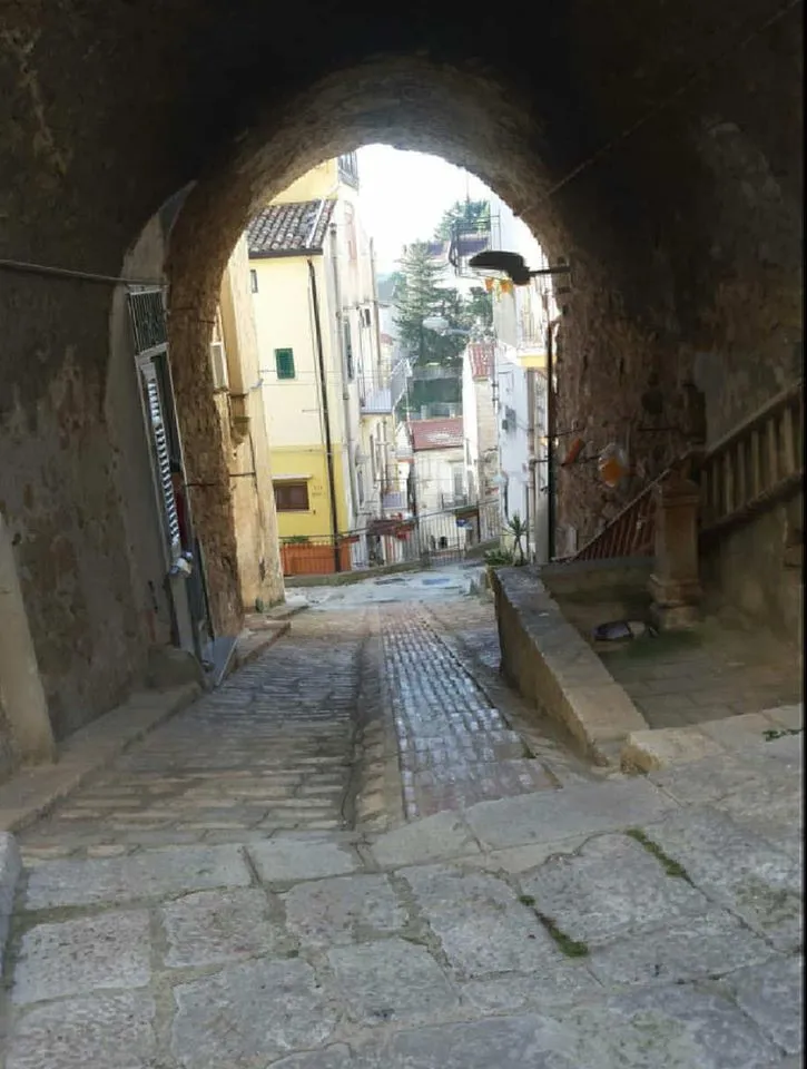 Photo showing: Via Arco Leone e arco omonimo, vista da Via Ntargjergji (oggi via G. Amendola), in Piana degli Albanesi.