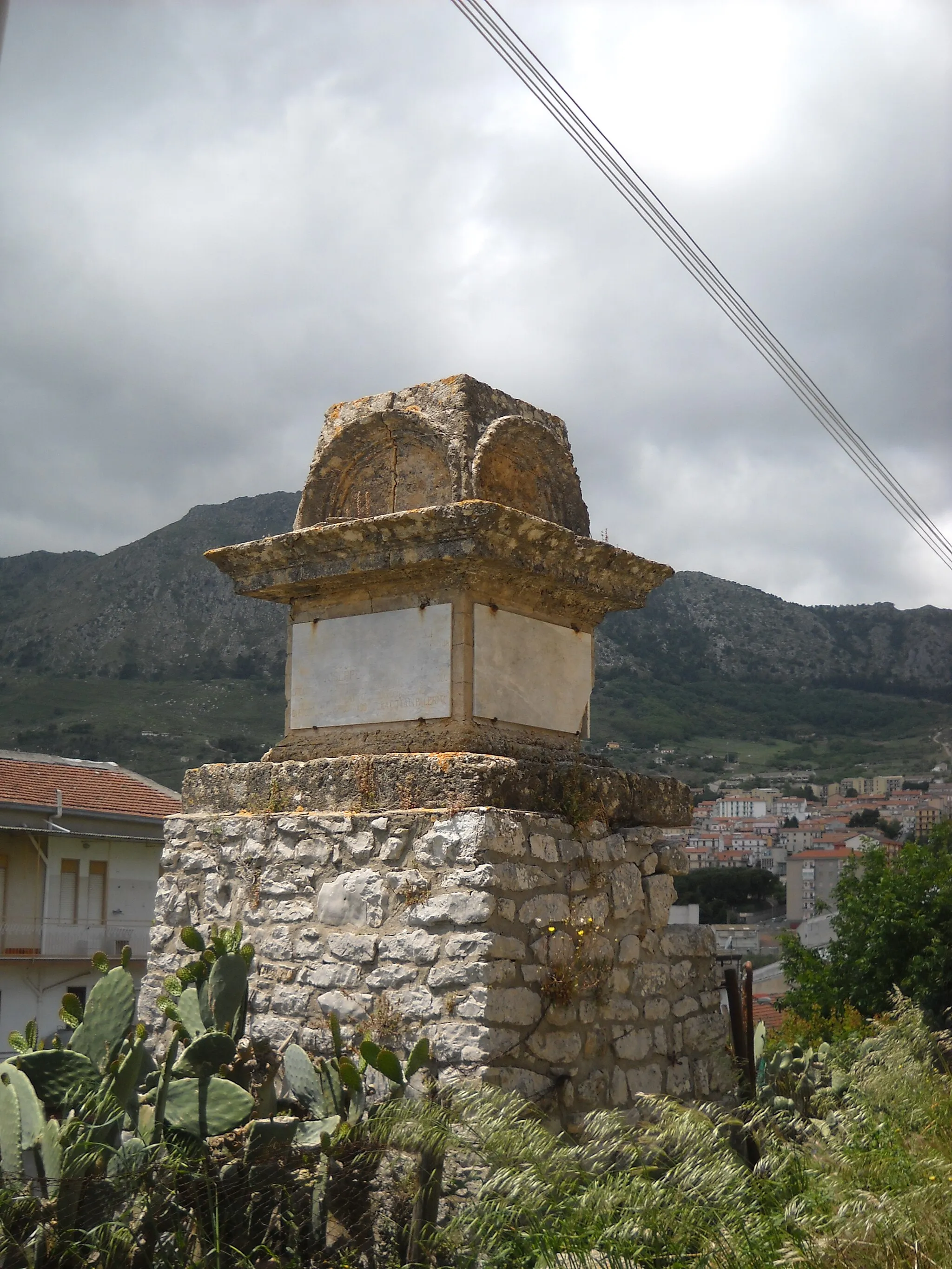 Photo showing: Stone memorial of Garibaldi in Madonna dell'Udienza in Piana degli Albanesi (PA), Sicily, Italy. The celebratory monument requires urgent restoration: a part is missing, because it was struck years ago by lightning, thus disintegrating the stone part (pointed shape) that characterized it.