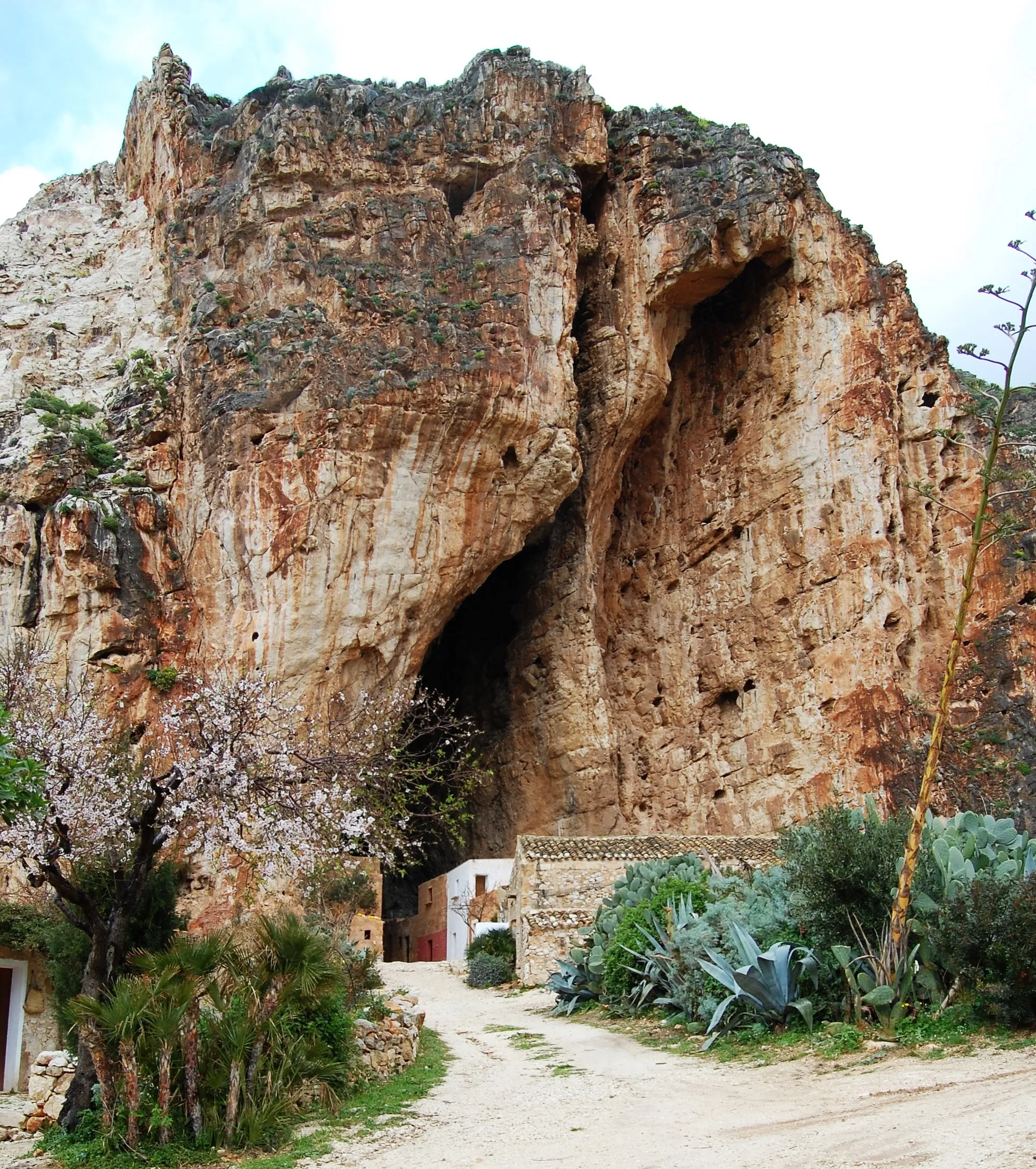 Photo showing: Riserva naturale Monte Cofano, Sicily

Grotta Mangiapane a Scurati