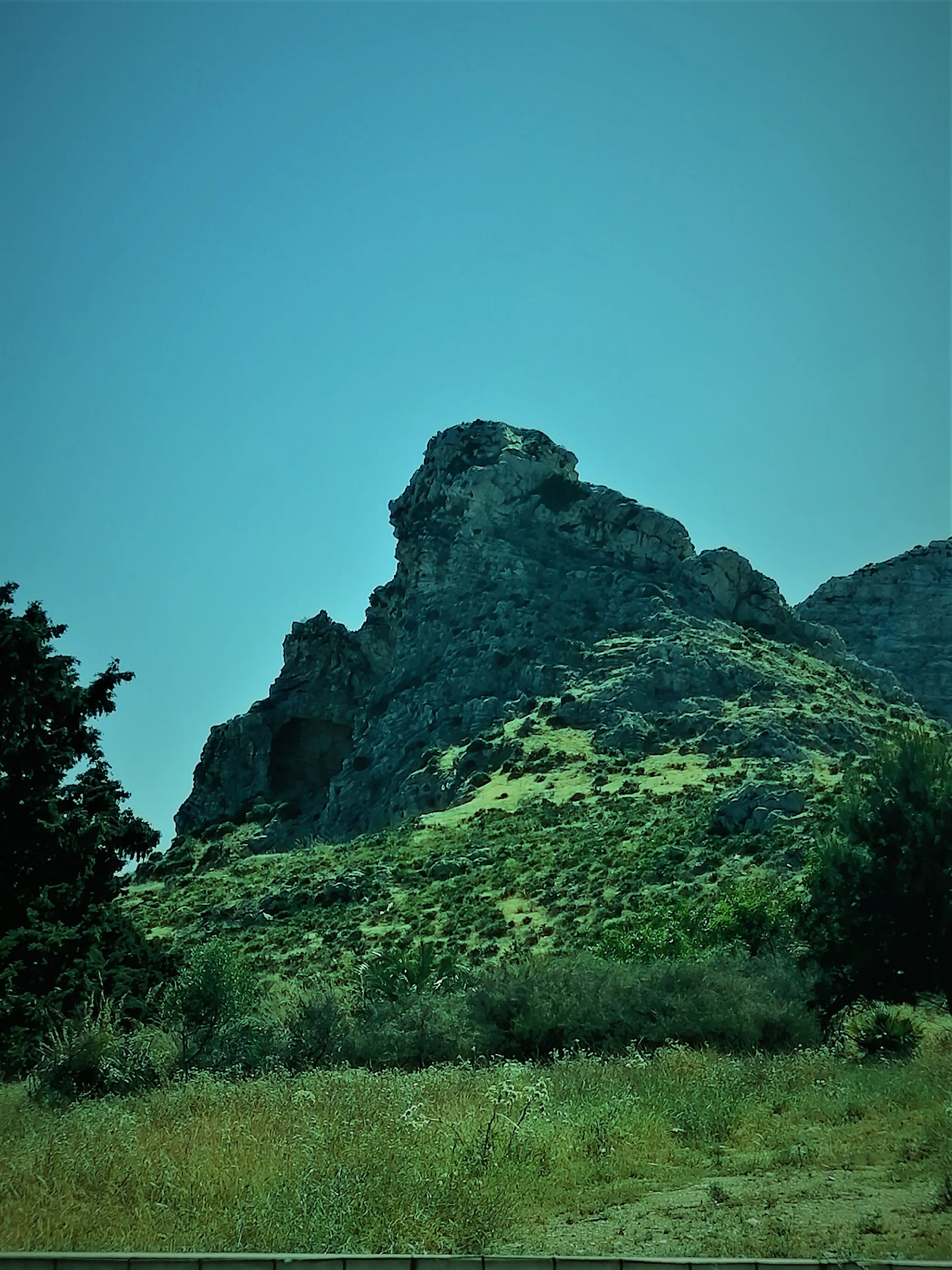Photo showing: La collinetta Pizzolungo, sul versante settentrionale del Monte Erice, è simbolo dell'omonima frazione.