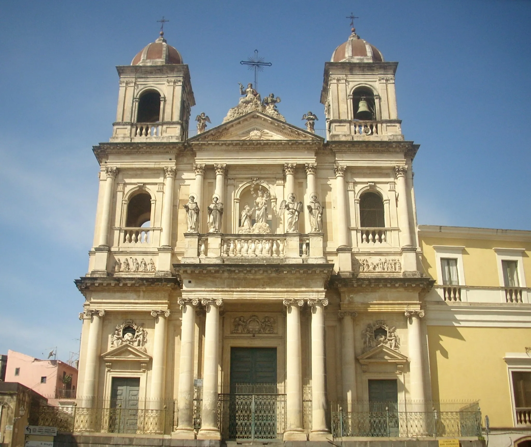 Photo showing: San Domenico Church, piazza San Domeinico, Acireale, Sicily. Built between the 16th and 18th centuries in the neoclassical style.
