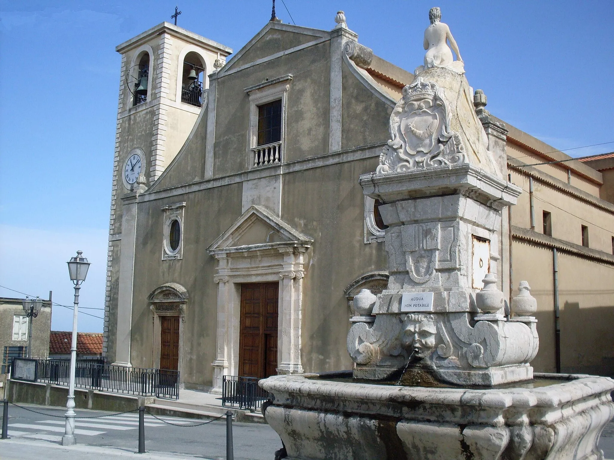 Photo showing: Chiesa di San Nicolò e fontana monumentale di Venetico Superiore.