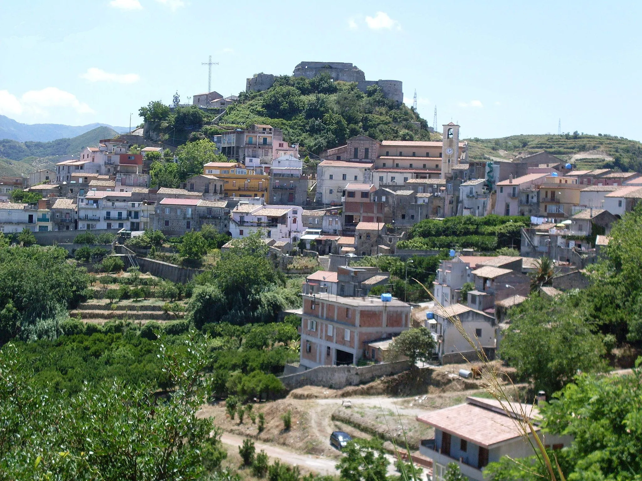 Photo showing: Northern view of Venetico Superiore with the ruined medieval castle.