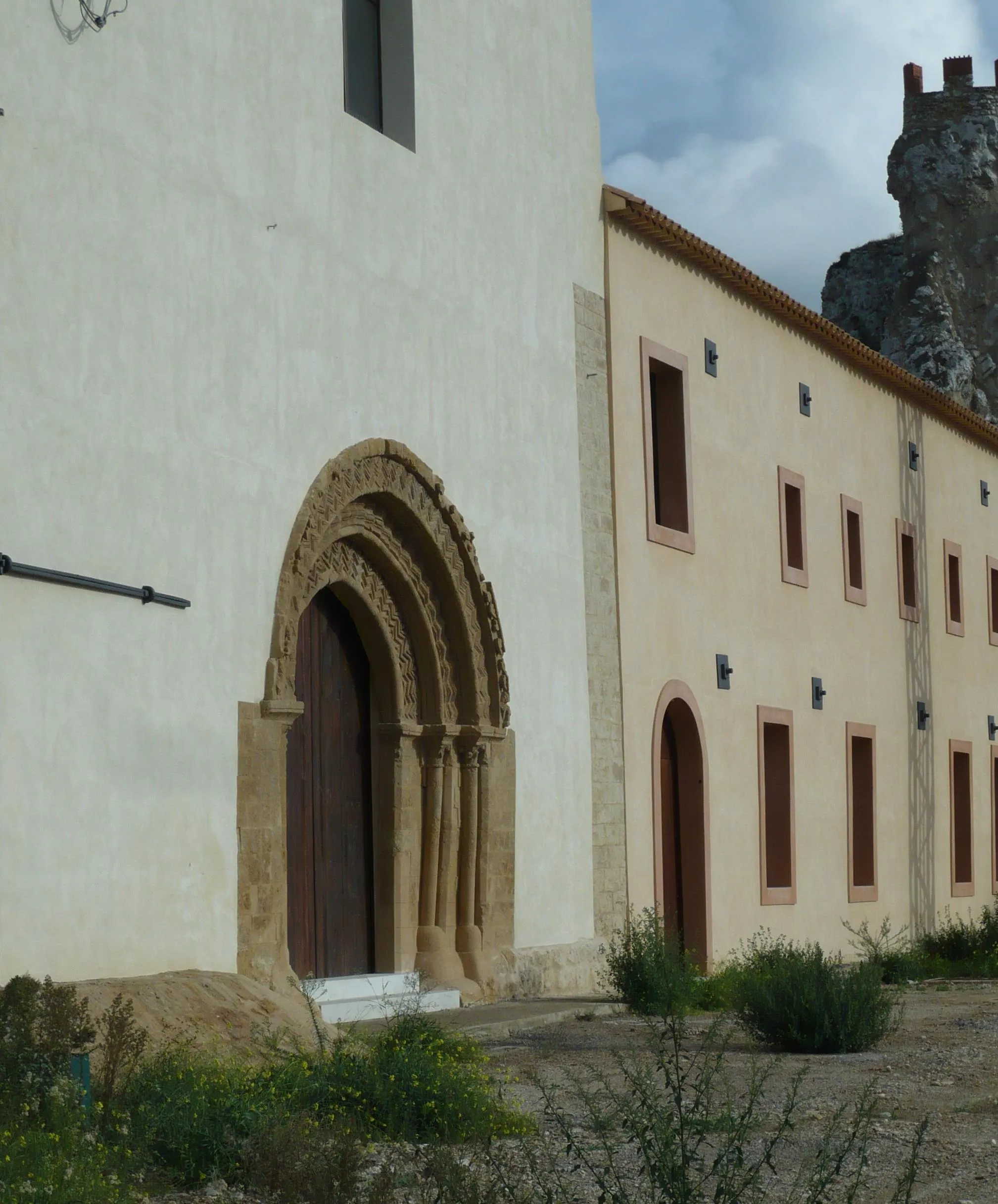 Photo showing: Caltanissetta Church of Santa Maria la Vetere and the ruins of the  Pietrarossa castle in the background