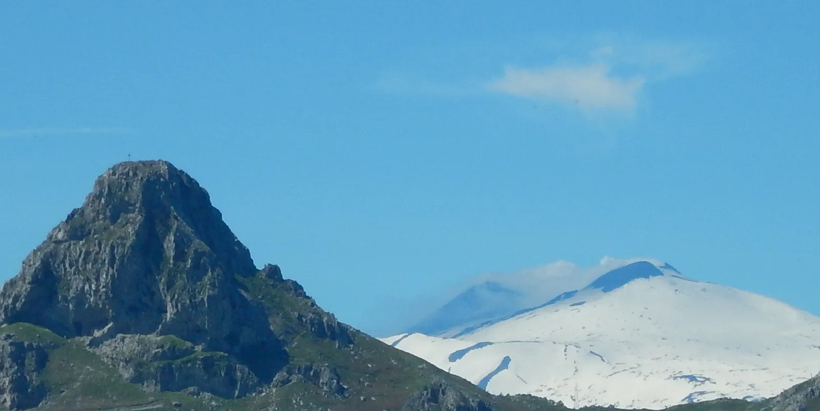 Photo showing: Etna and Rocca Salvatesta, monti Peloritani,sicily