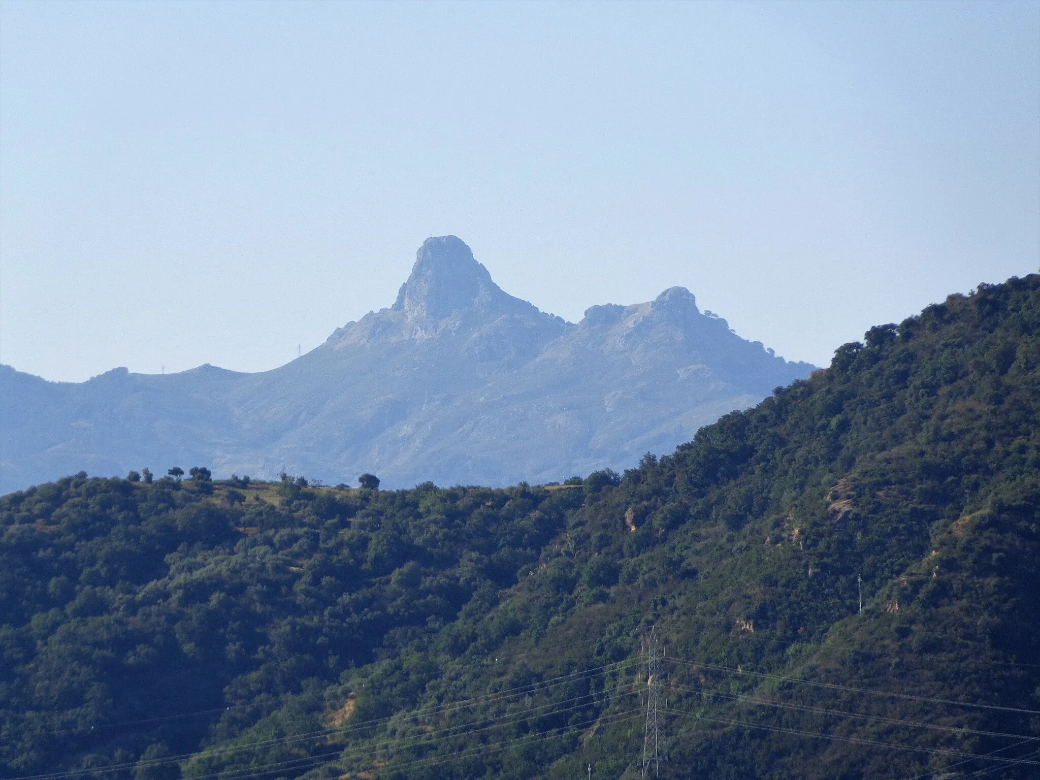 Photo showing: Panorama dei Peloritani con Rocca Salvatesta lungo l'itinerario del sentiero.